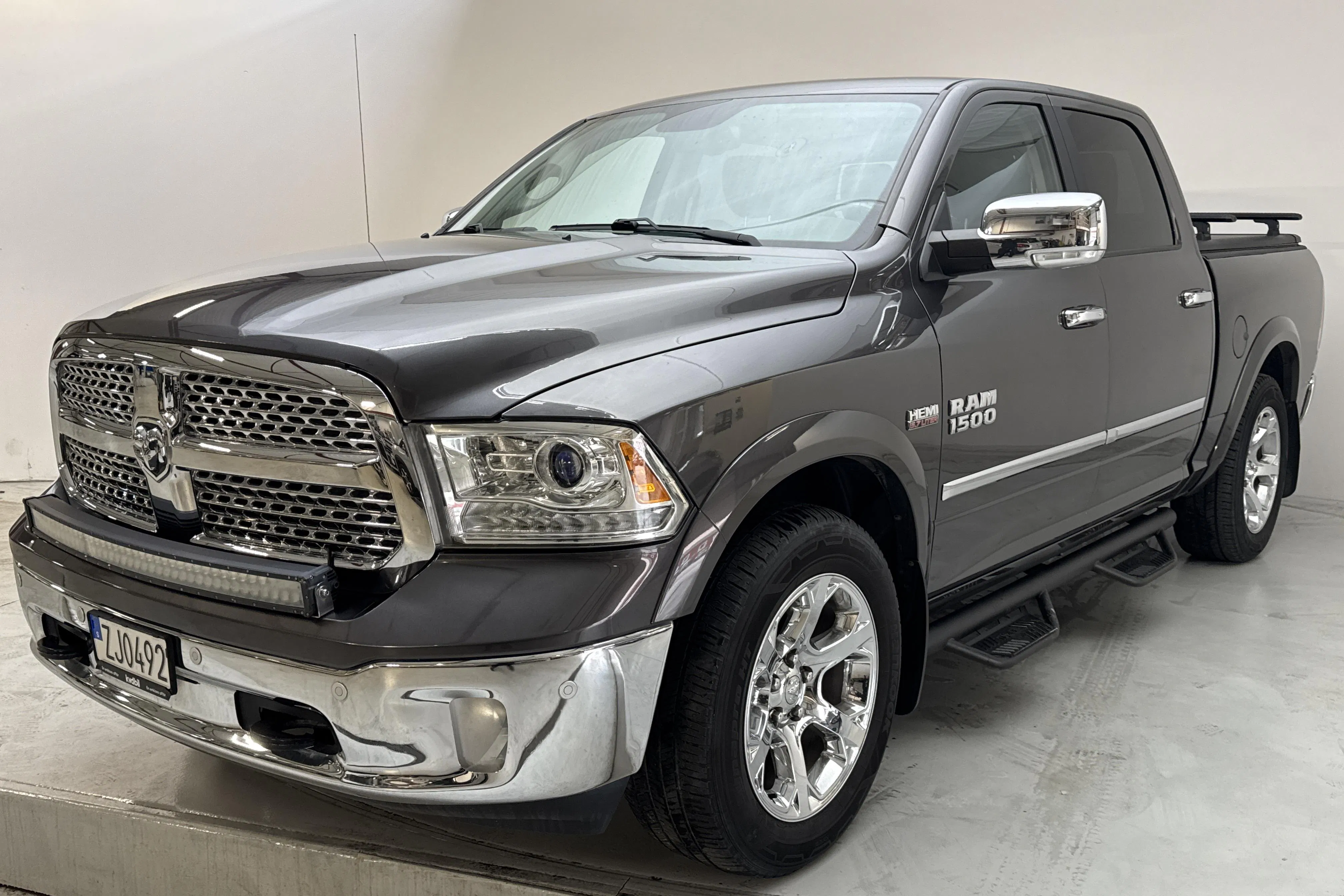 Presentationsfoto 1 av 15: Dodge RAM 1500 5.7 4WD (401hk) - 4 468 mil - Automat - Mörkgrå - 2018