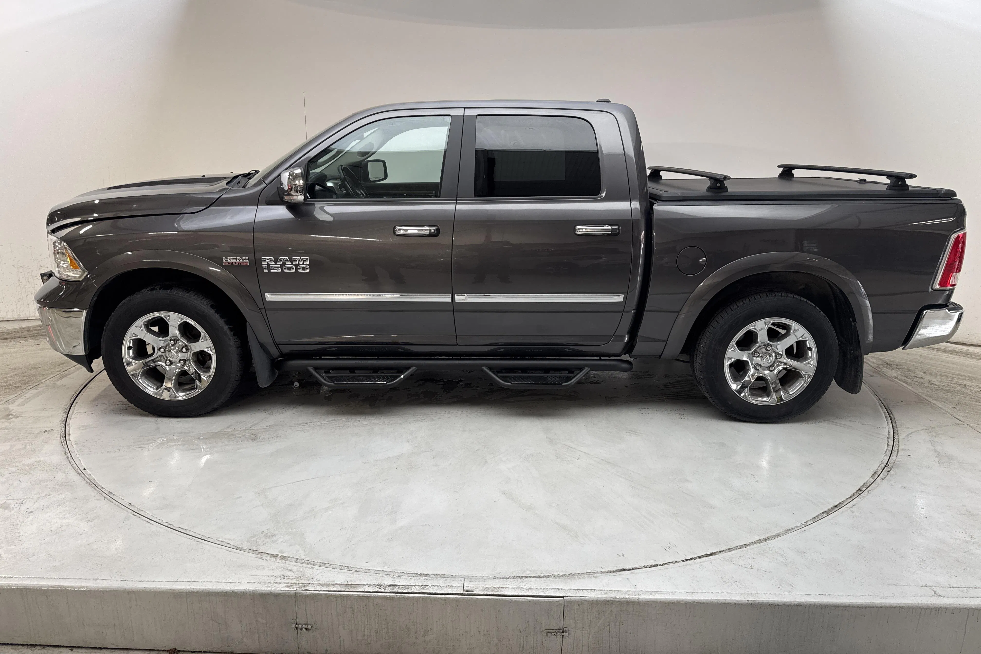Presentationsfoto 2 av 15: Dodge RAM 1500 5.7 4WD (401hk) - 4 468 mil - Automat - Mörkgrå - 2018