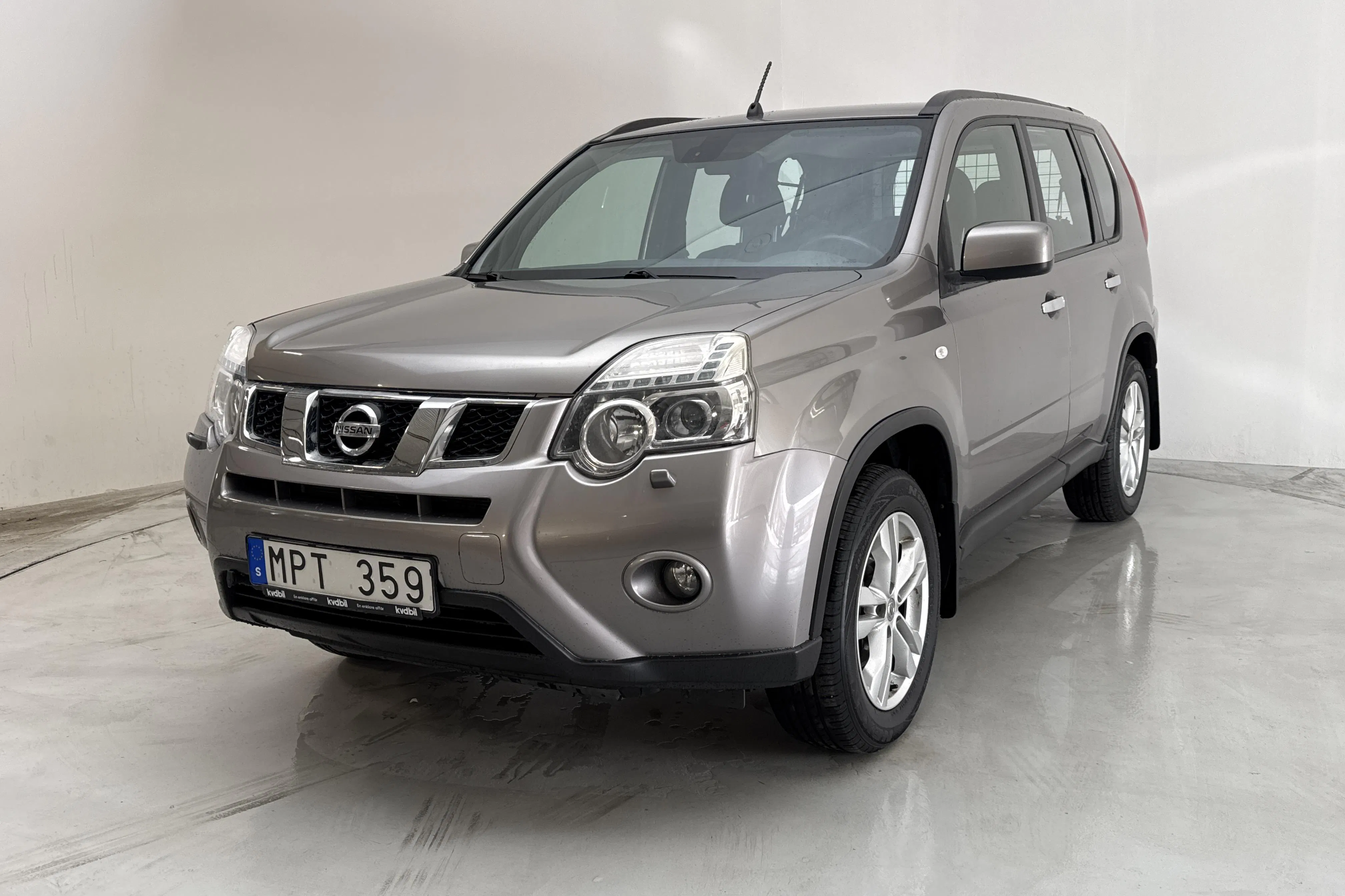 Presentationsfoto 1 av 13: Nissan X-trail 2.0 dCi (150hk) - 19 655 mil - Manuell - grå - 2010