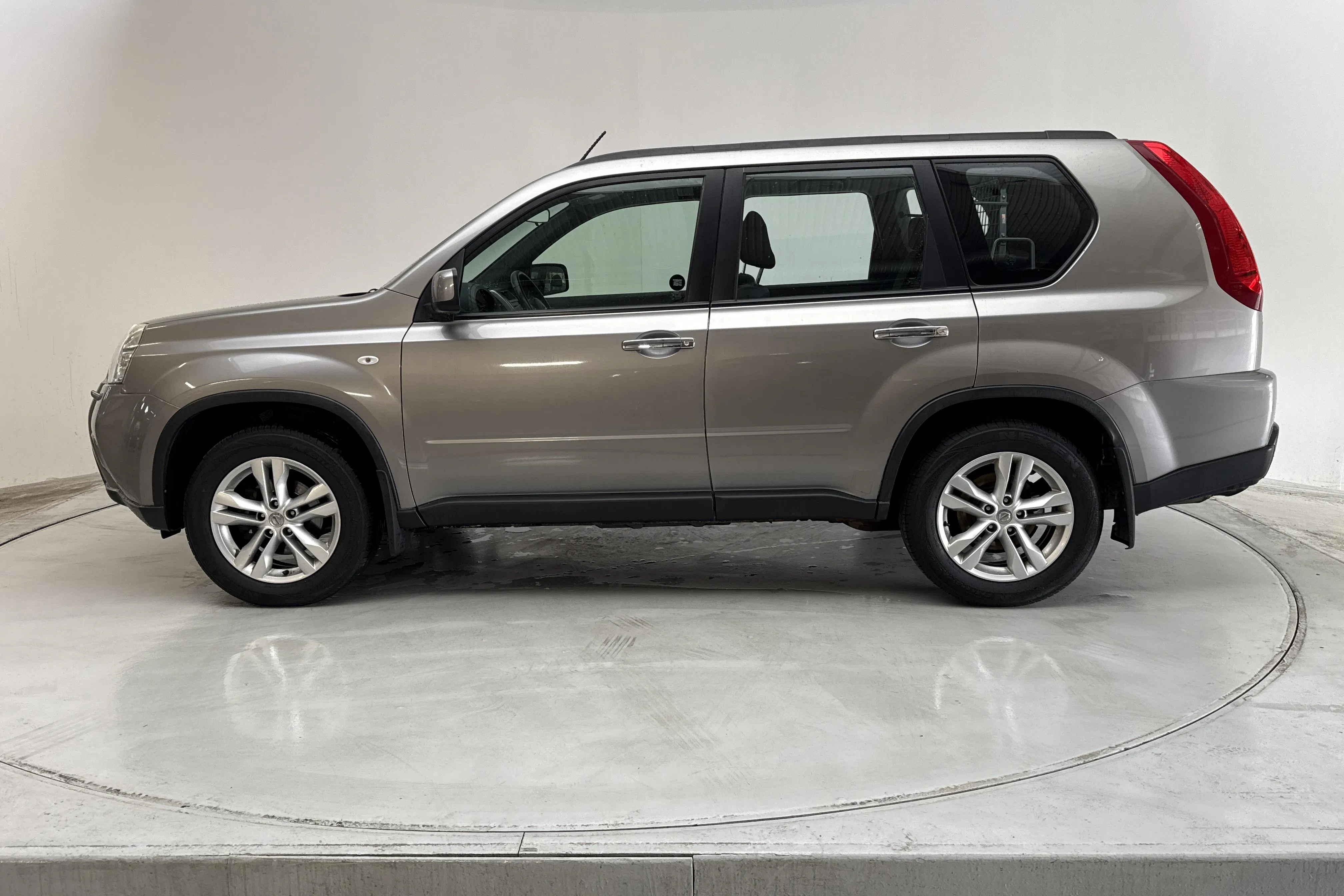 Presentationsfoto 2 av 13: Nissan X-trail 2.0 dCi (150hk) - 19 655 mil - Manuell - grå - 2010