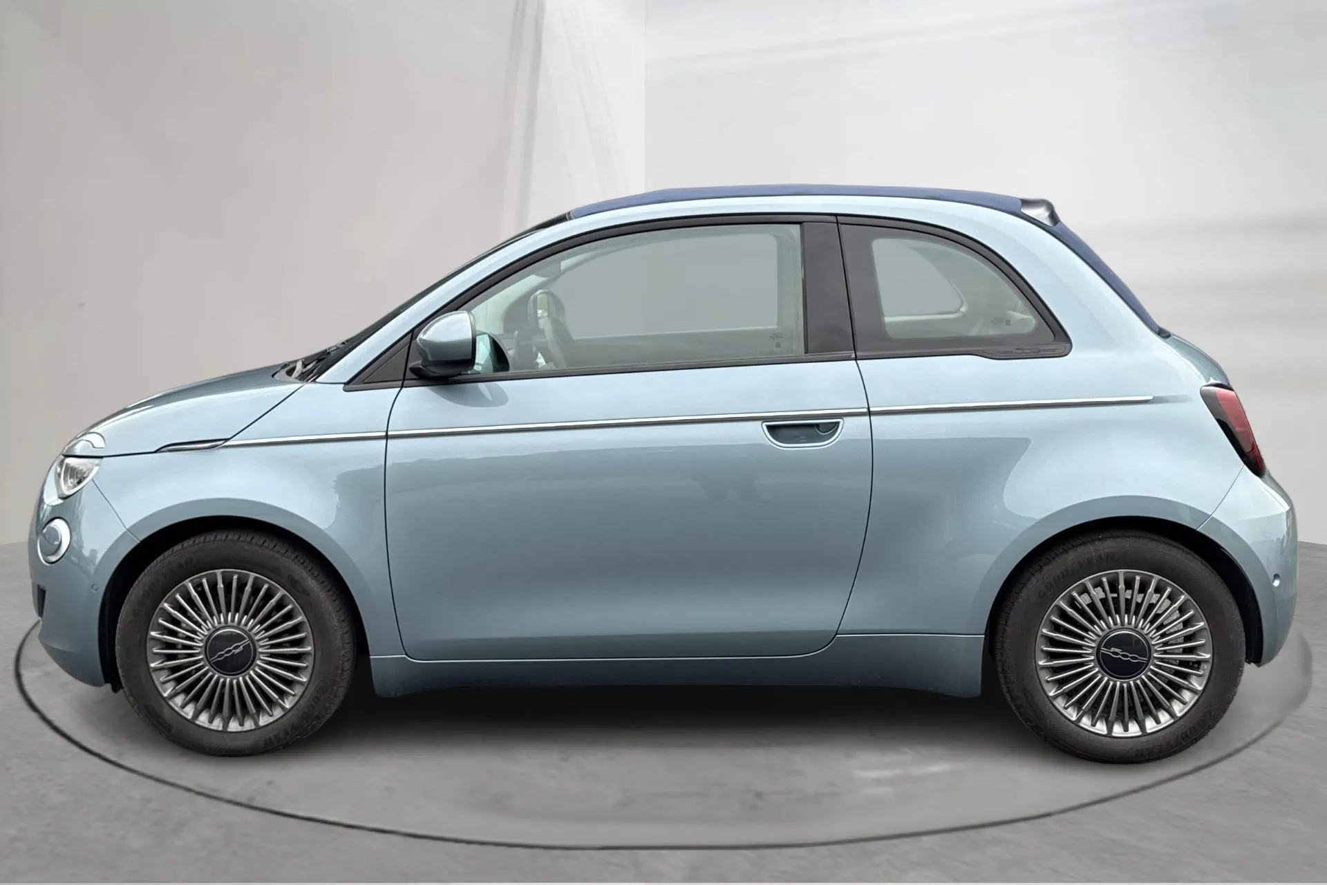 Presentation photo 2 of 22: Fiat 500e Cabriolet 42kWh (118hk) - 13 100 km - Manual - blue - 2021
