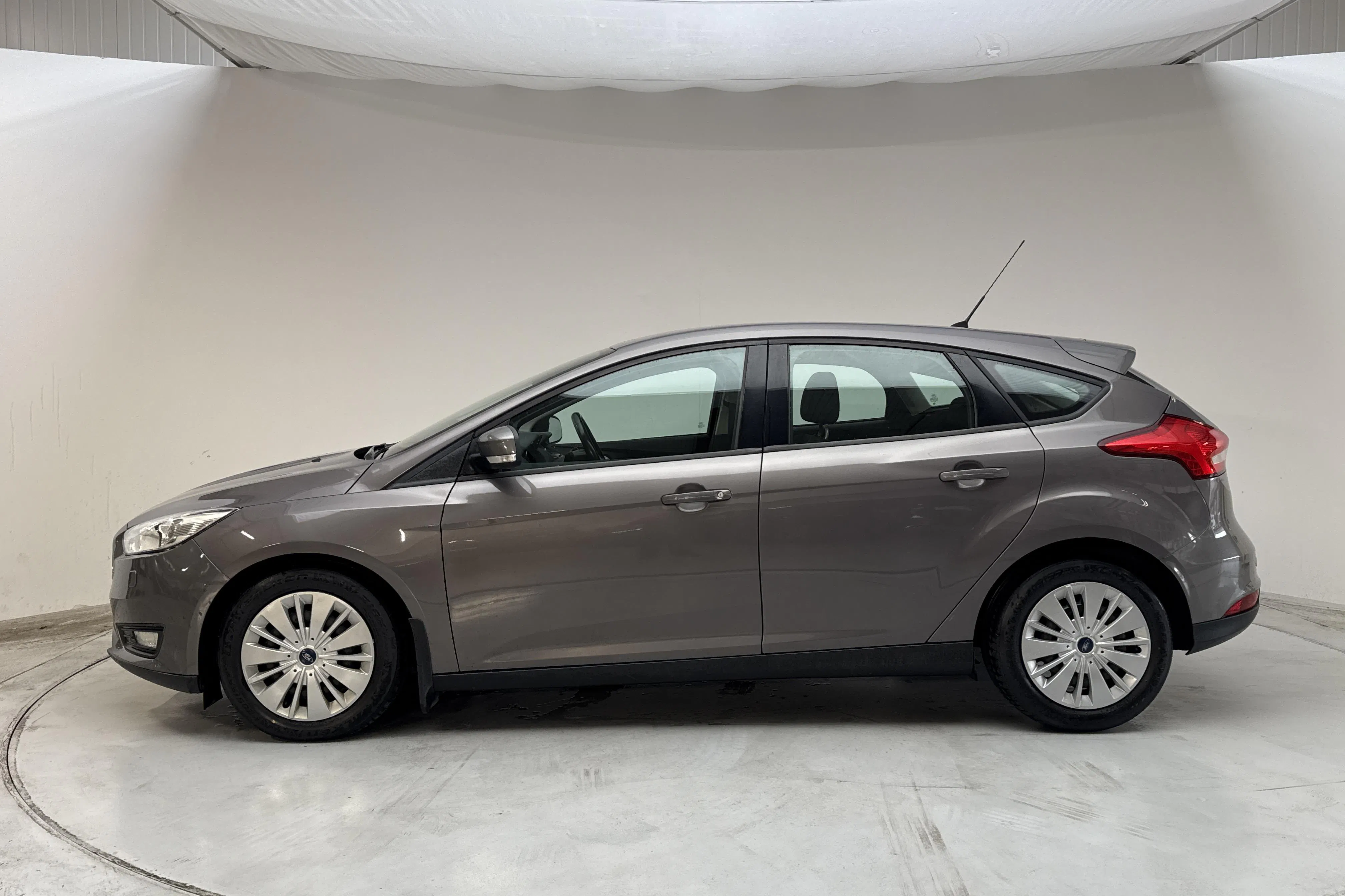 Presentationsfoto 2 av 13: Ford Focus 1.6 TDCi 5dr (95hk) - 14 849 mil - Manuell - brun - 2015