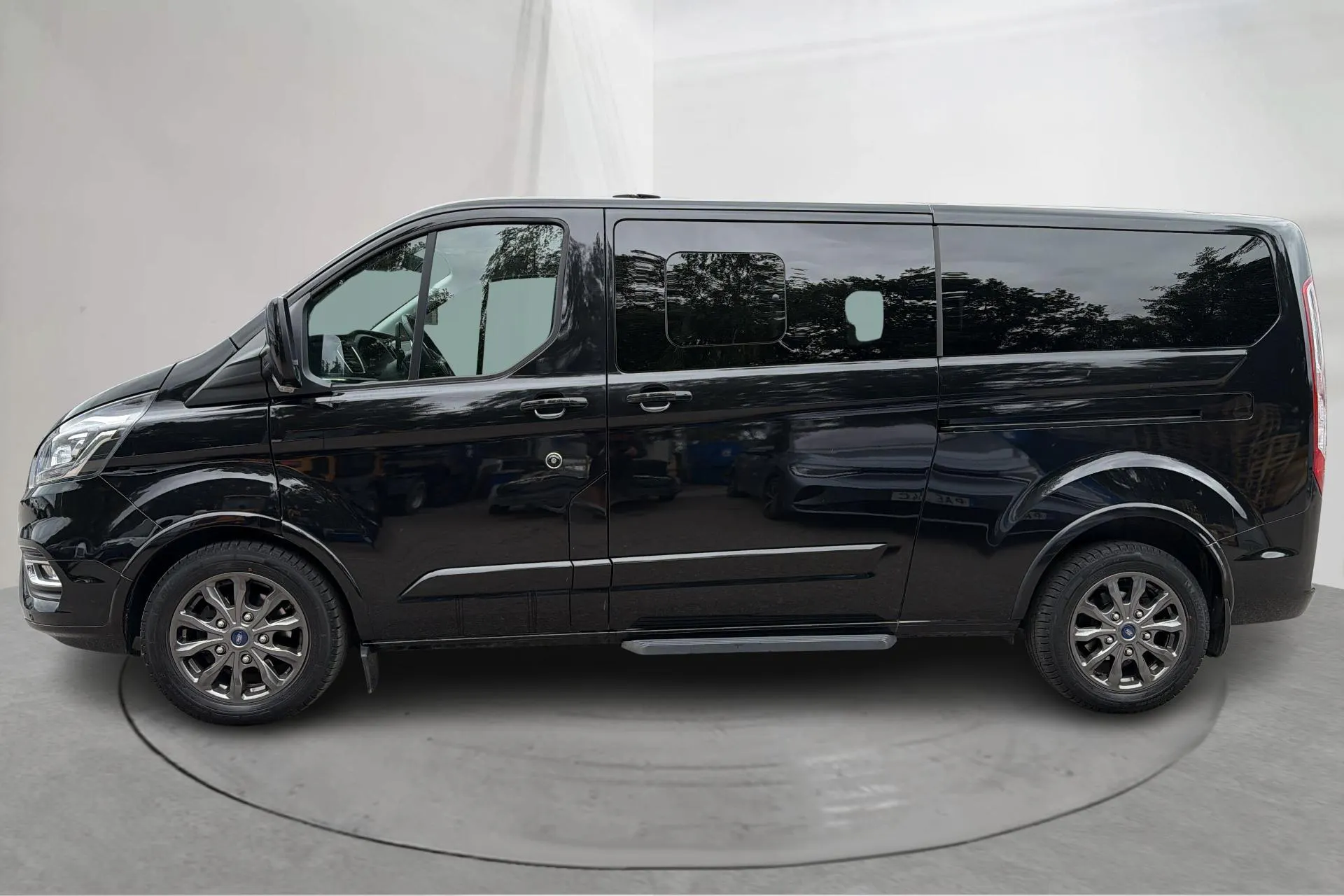 Presentation photo 2 of 18: Ford Transit Custom 2.0L (170hk) - 110 040 km - Automatic - black - 2023