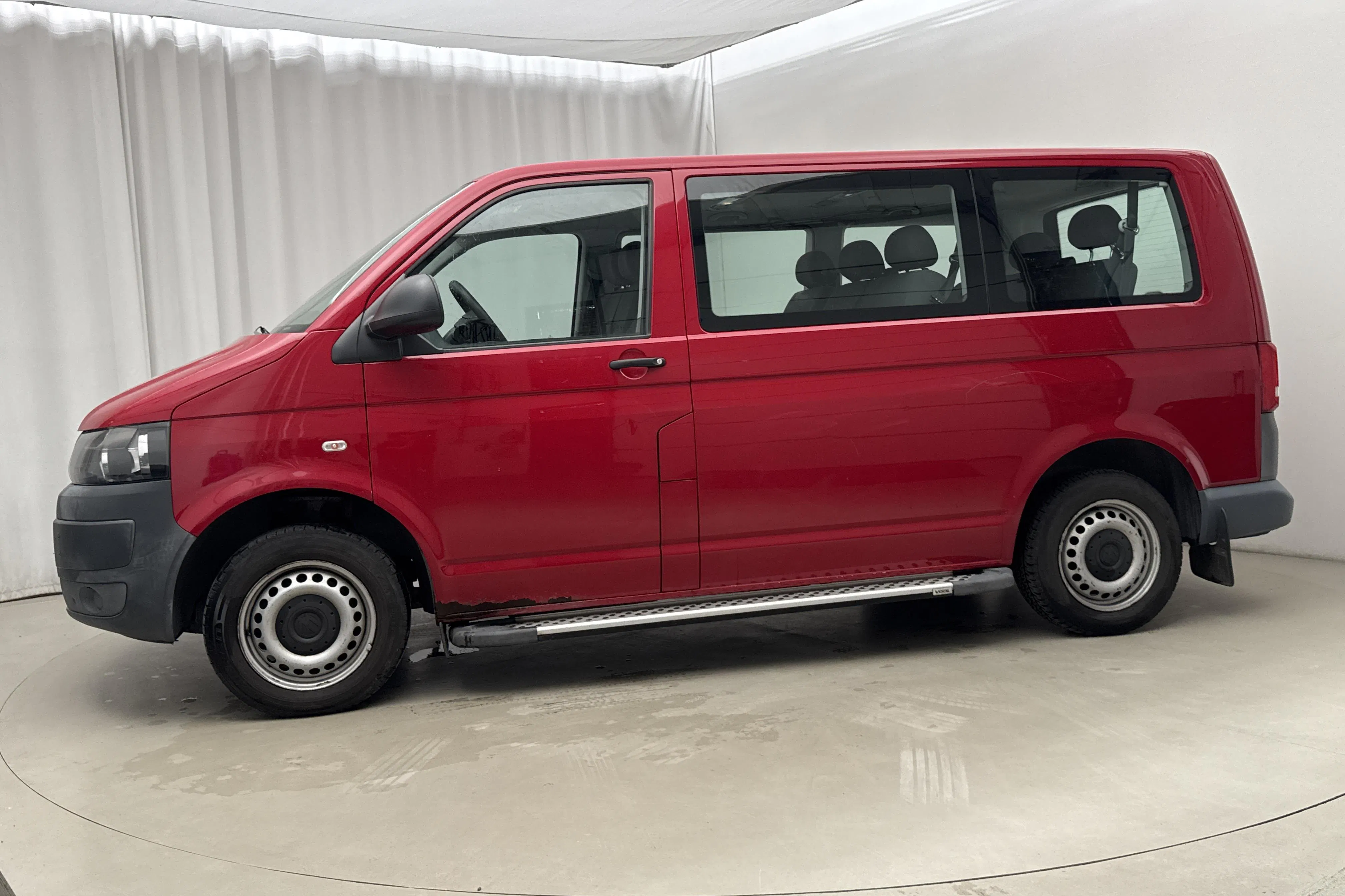 Presentationsfoto 2 av 14: VW Caravelle T5 2.0 (115hk) - 25 558 mil - Manuell - röd - 2011