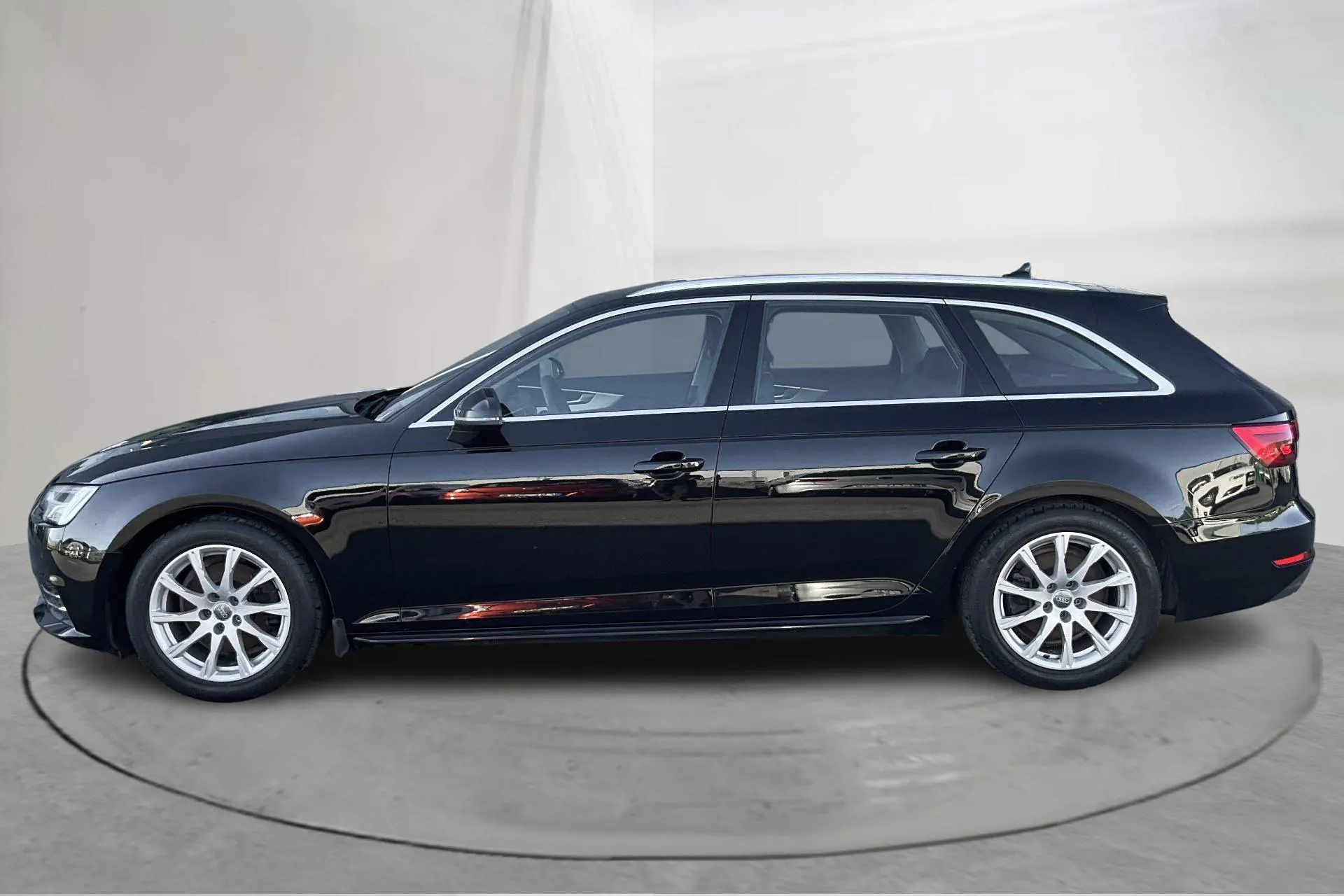 Presentationsfoto 2 av 13: Audi A4 2.0 TDI Avant (150hk) - 12 848 mil - Manuell - svart - 2017