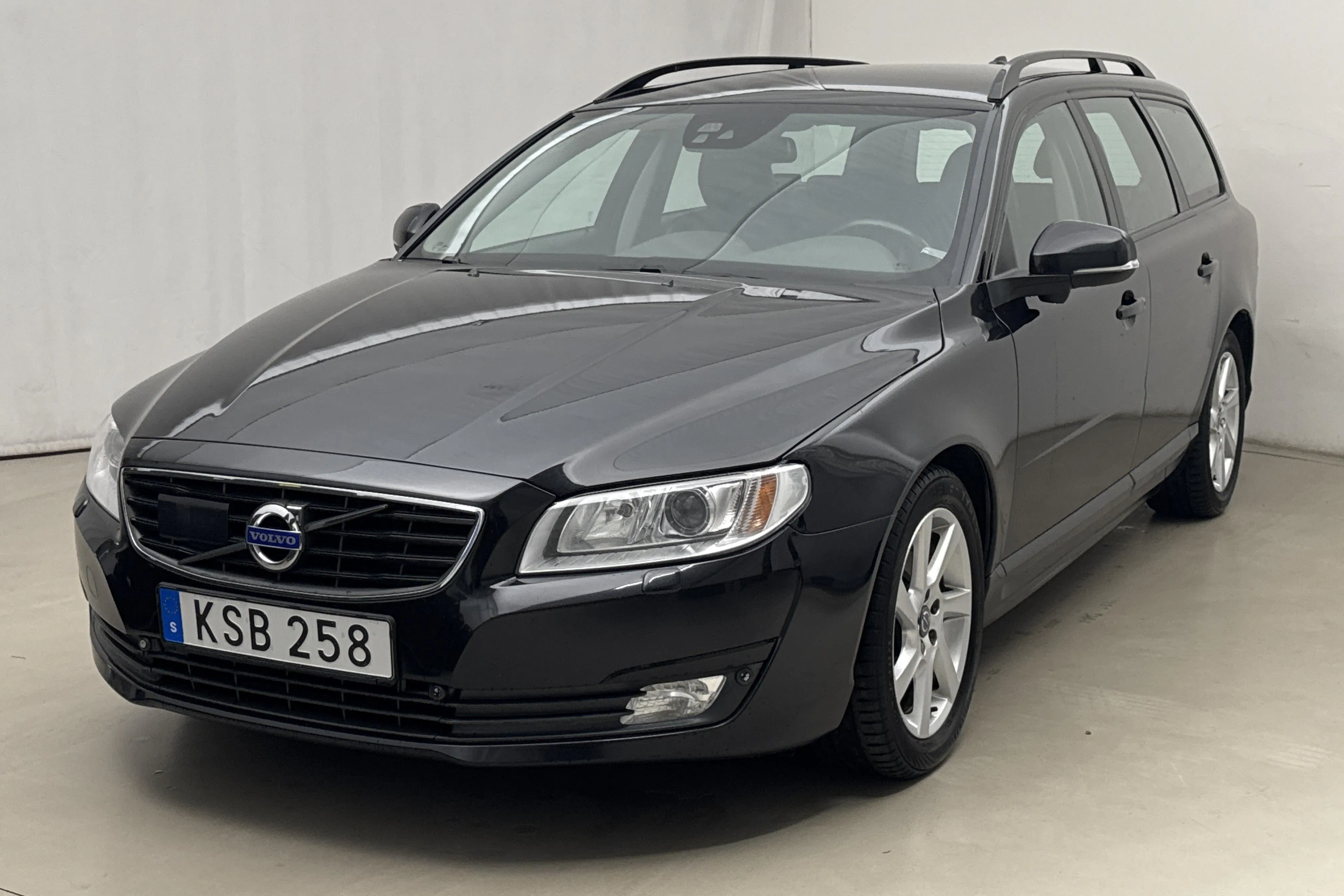 Presentationsfoto 1 av 16: Volvo V70 II D4 (181hk) - 14 294 mil - Automat - svart - 2015