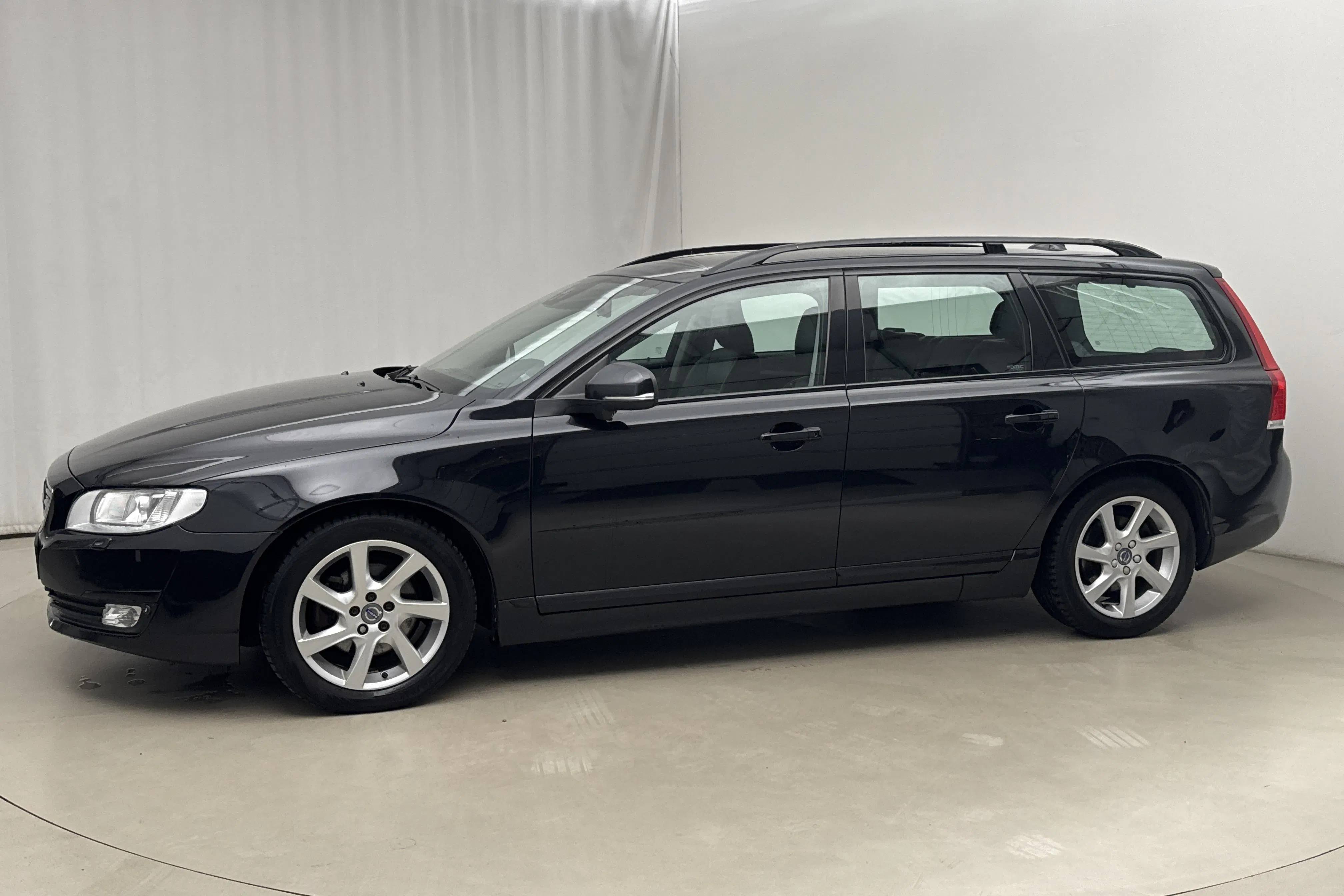 Presentationsfoto 2 av 16: Volvo V70 II D4 (181hk) - 14 294 mil - Automat - svart - 2015