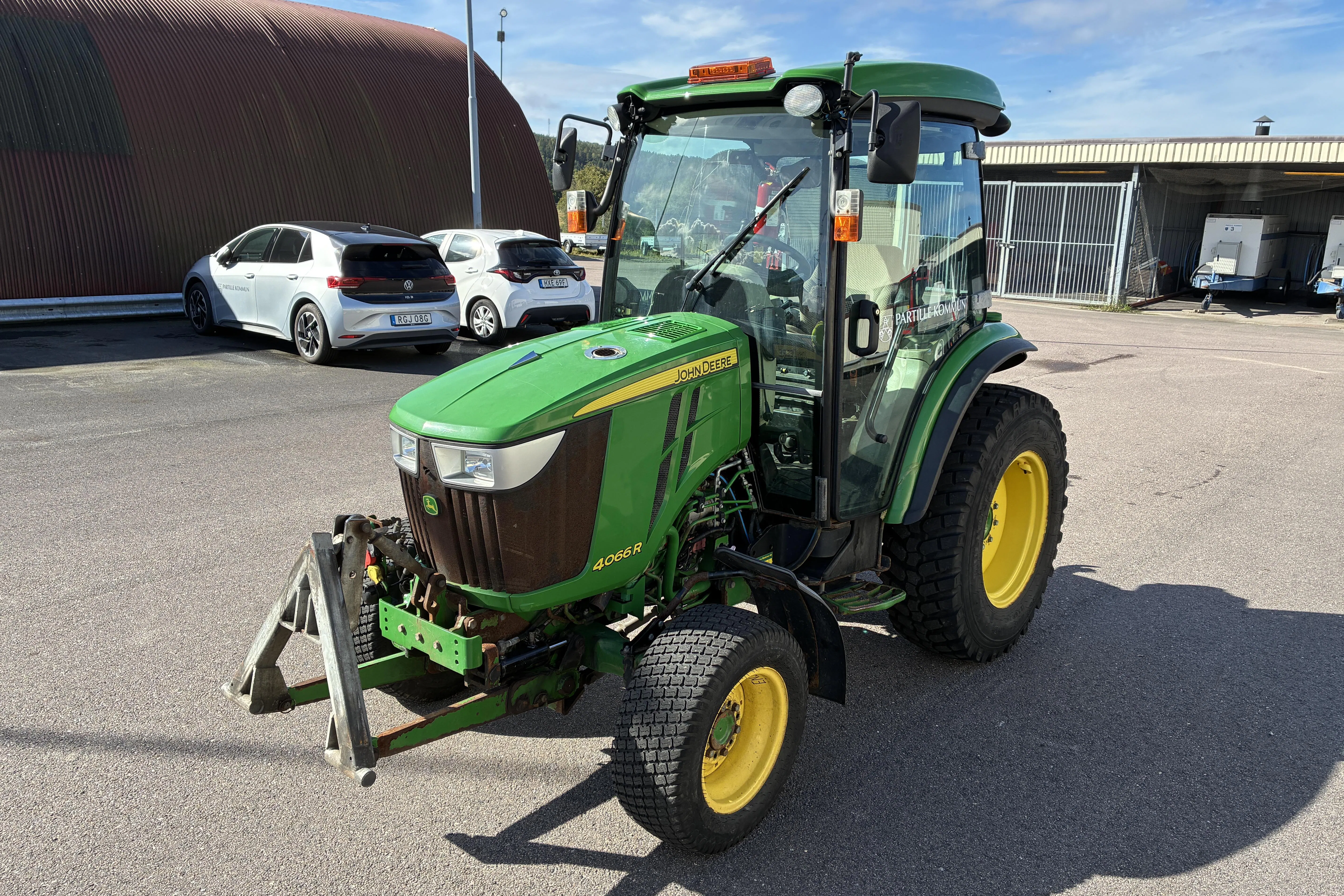 Presentation photo 1 of 41: JOHN DEERE 4066 R - 0 km - green - 2015