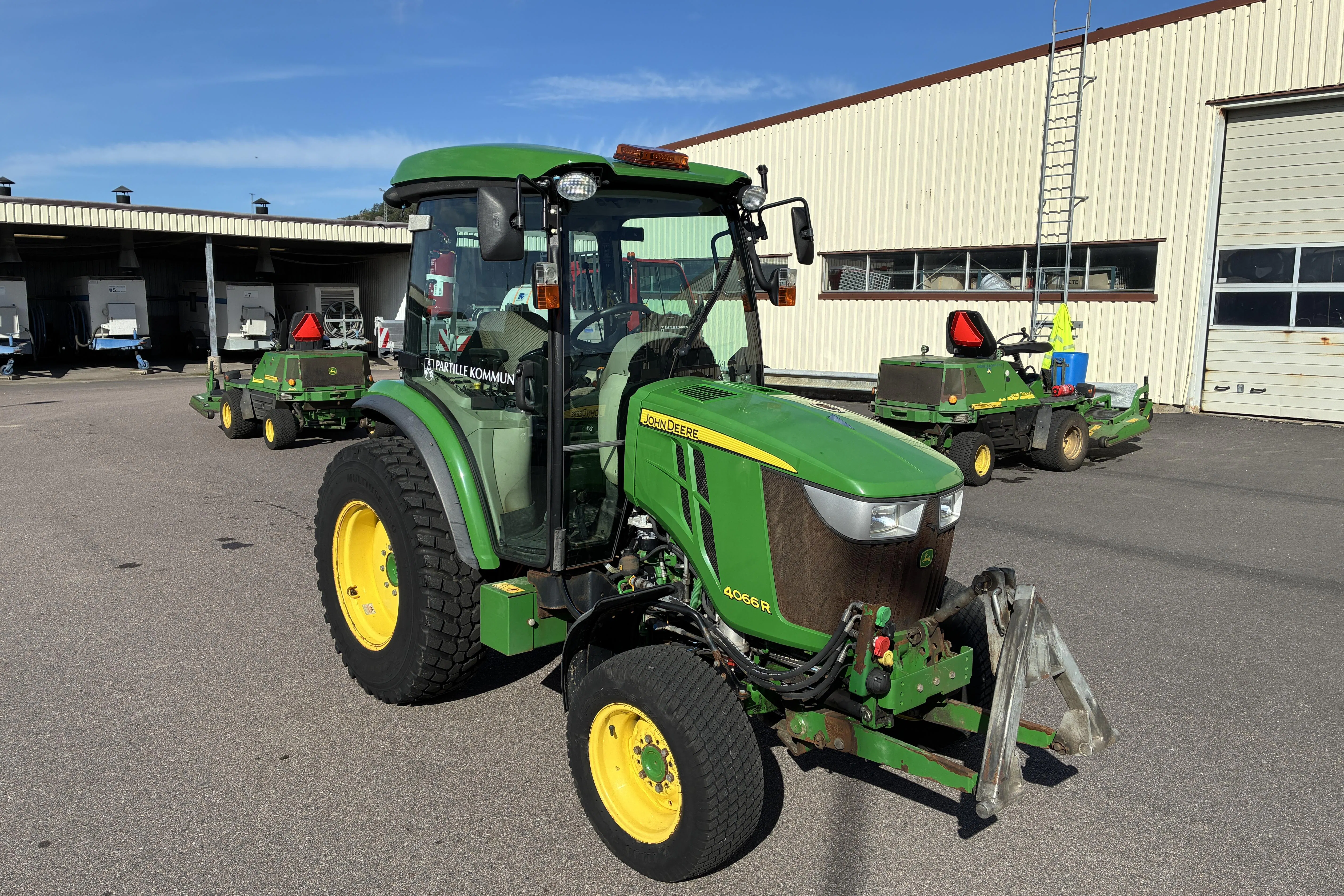 Presentation photo 2 of 41: JOHN DEERE 4066 R - 0 km - green - 2015