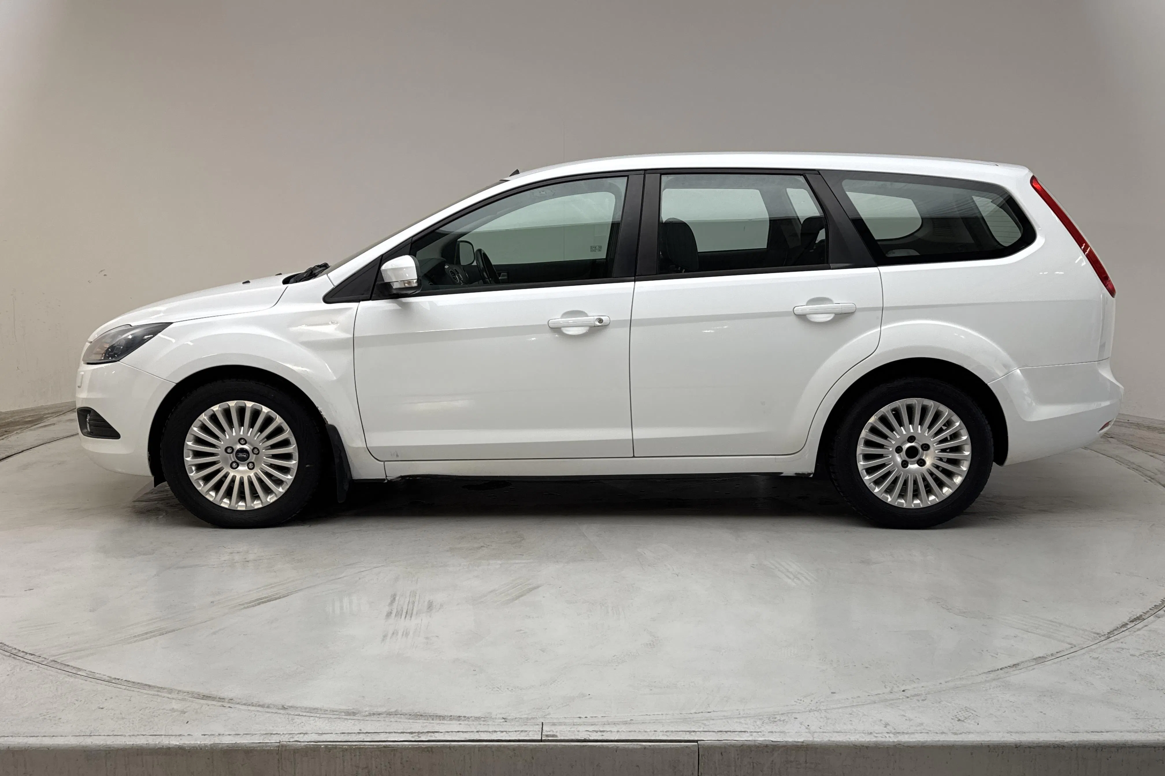 Presentationsfoto 2 av 13: Ford Focus 1.6 TDCi Kombi (109hk) - 18 440 mil - Manuell - vit - 2011