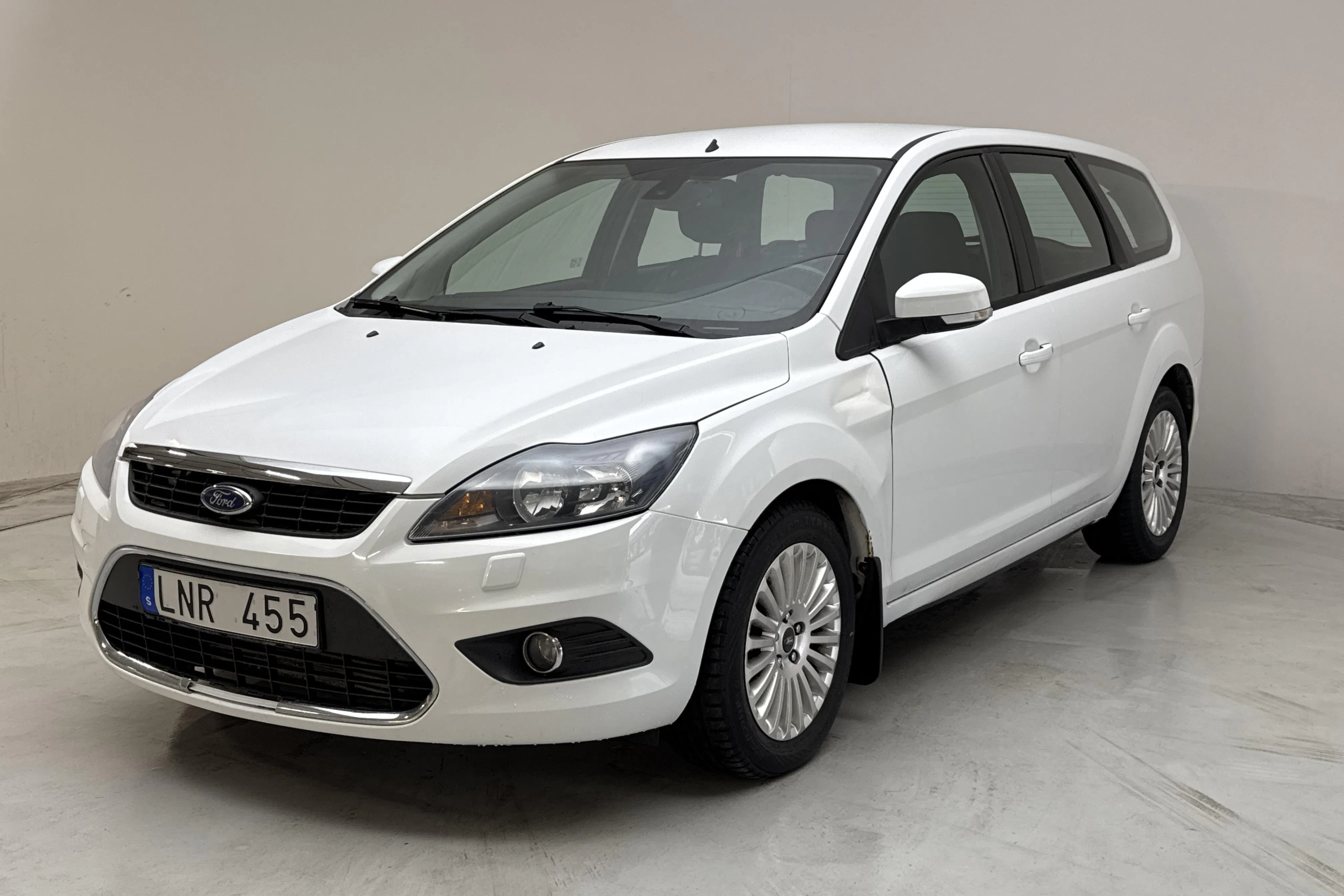 Presentationsfoto 1 av 13: Ford Focus 1.6 TDCi Kombi (109hk) - 18 440 mil - Manuell - vit - 2011