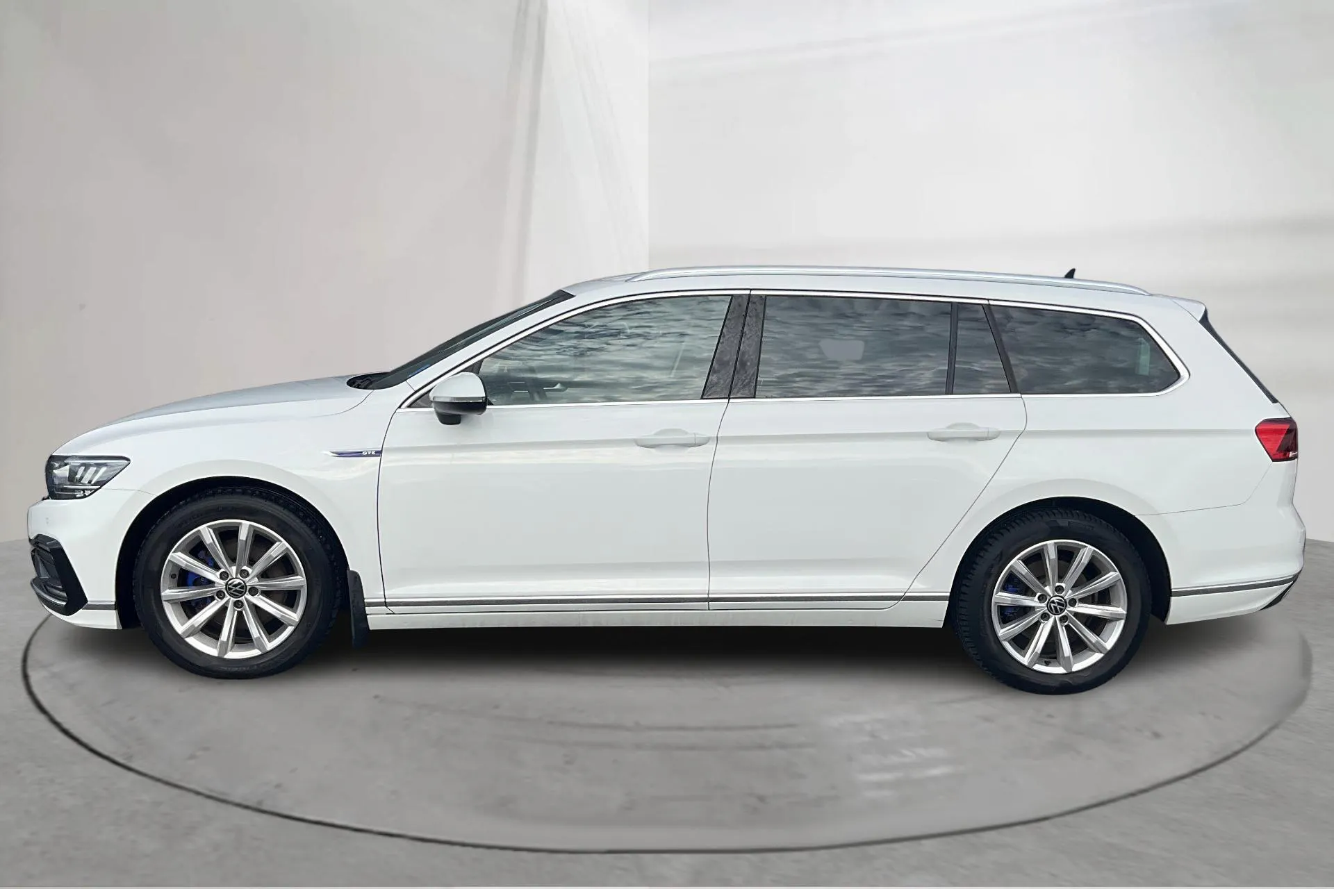 Presentation photo 2 of 17: VW Passat 1.4 GTE Sportscombi (218hk) - 103 920 km - Automatic - white - 2022
