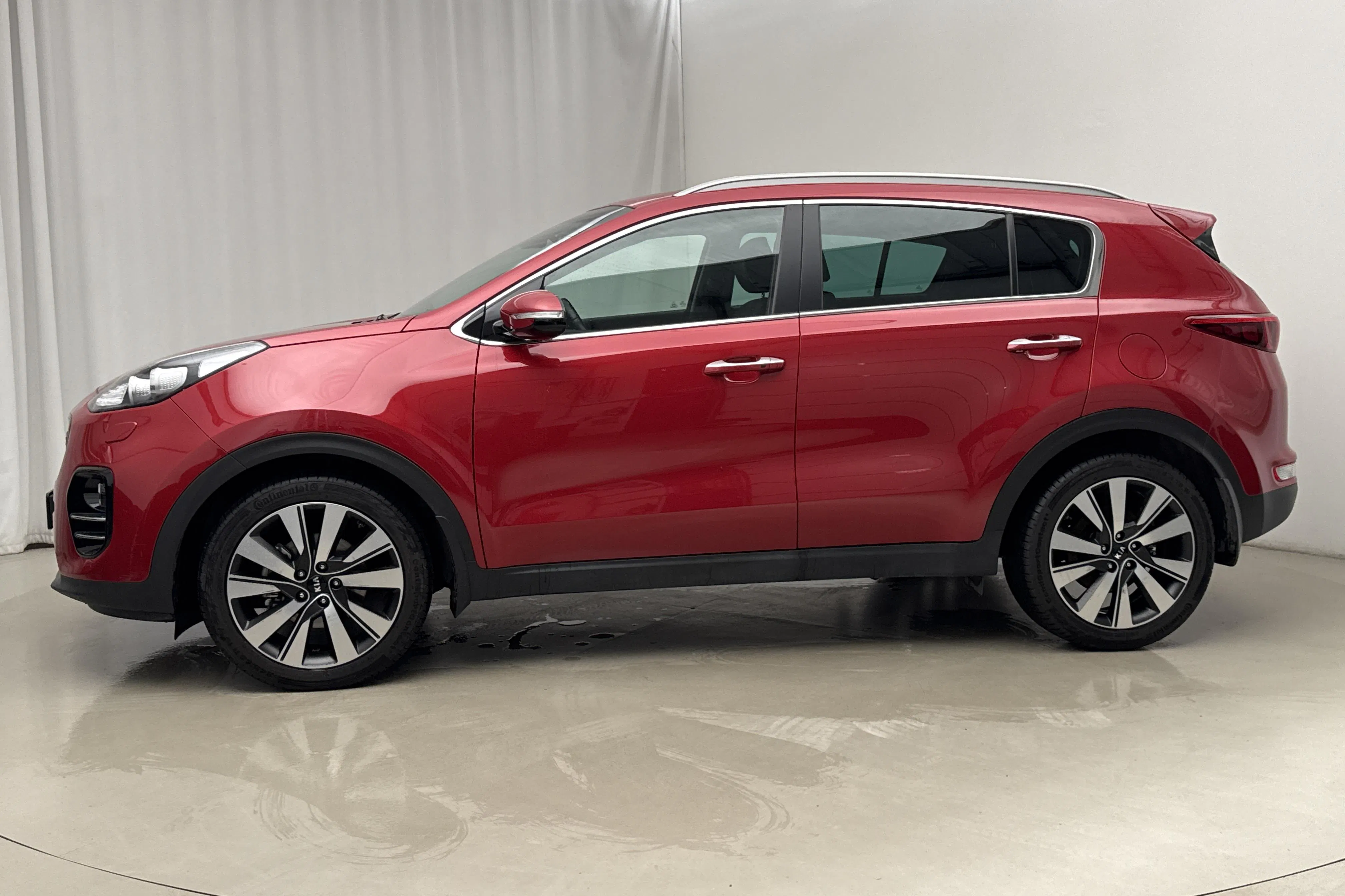 Presentationsfoto 2 av 19: KIA Sportage 1.7 CRDi 2WD (141hk) - 2 303 mil - Automat - röd - 2017