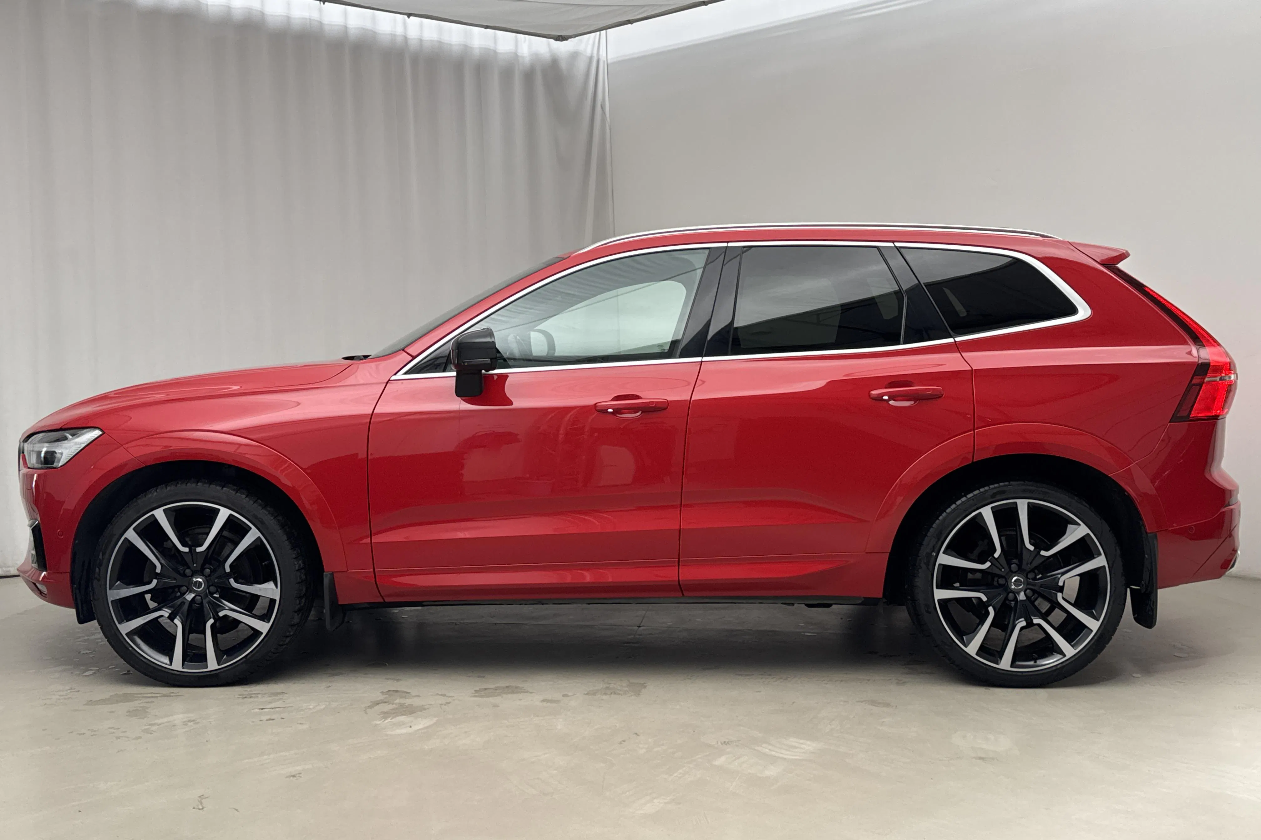 Presentationsfoto 2 av 18: Volvo XC60 T5 AWD (250hk) - 5 388 mil - Automat - röd - 2019