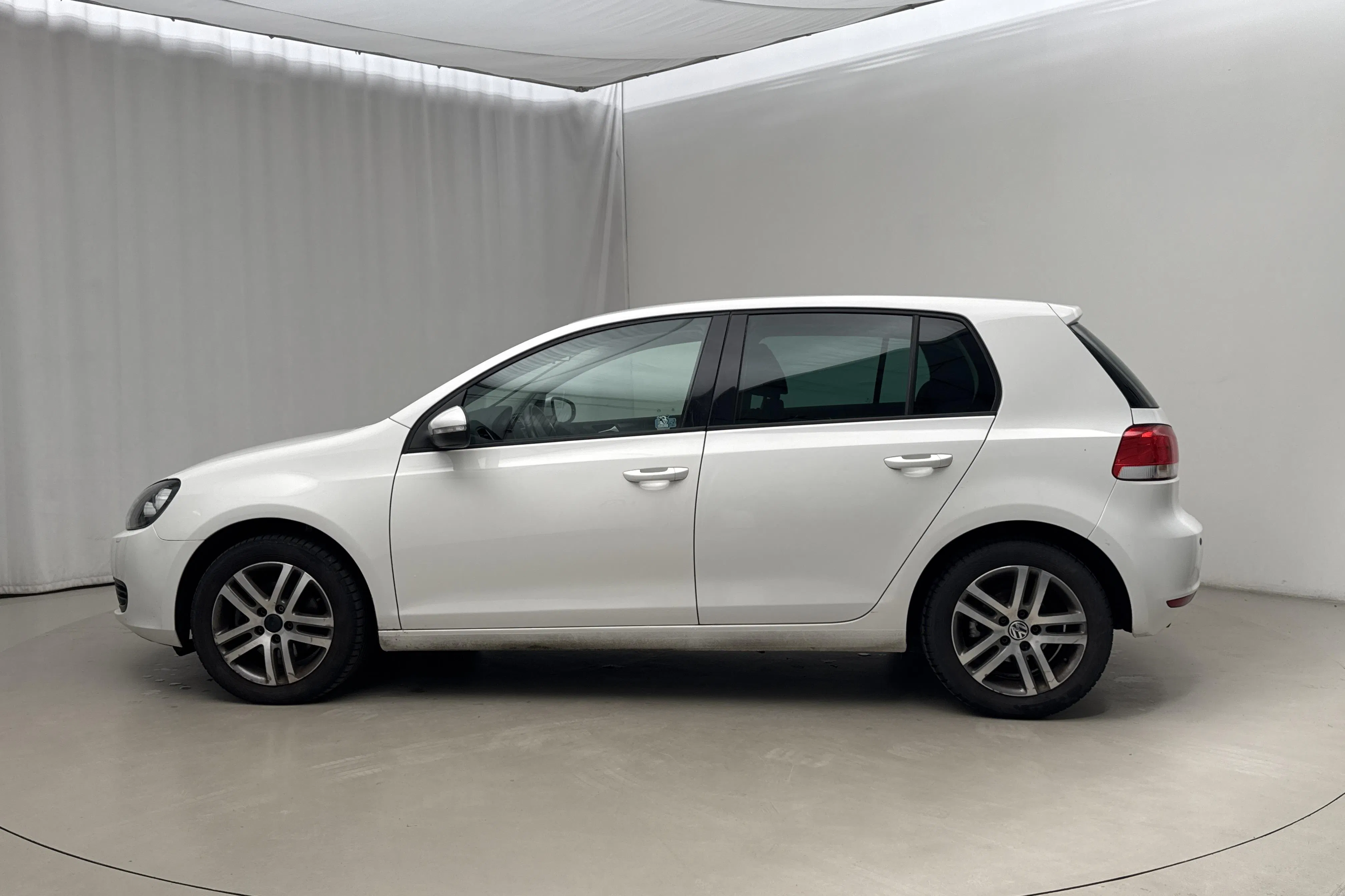 Presentationsfoto 2 av 13: VW Golf VI 1.4 TSI 5dr (122hk) - 8 275 mil - Automat - vit - 2011