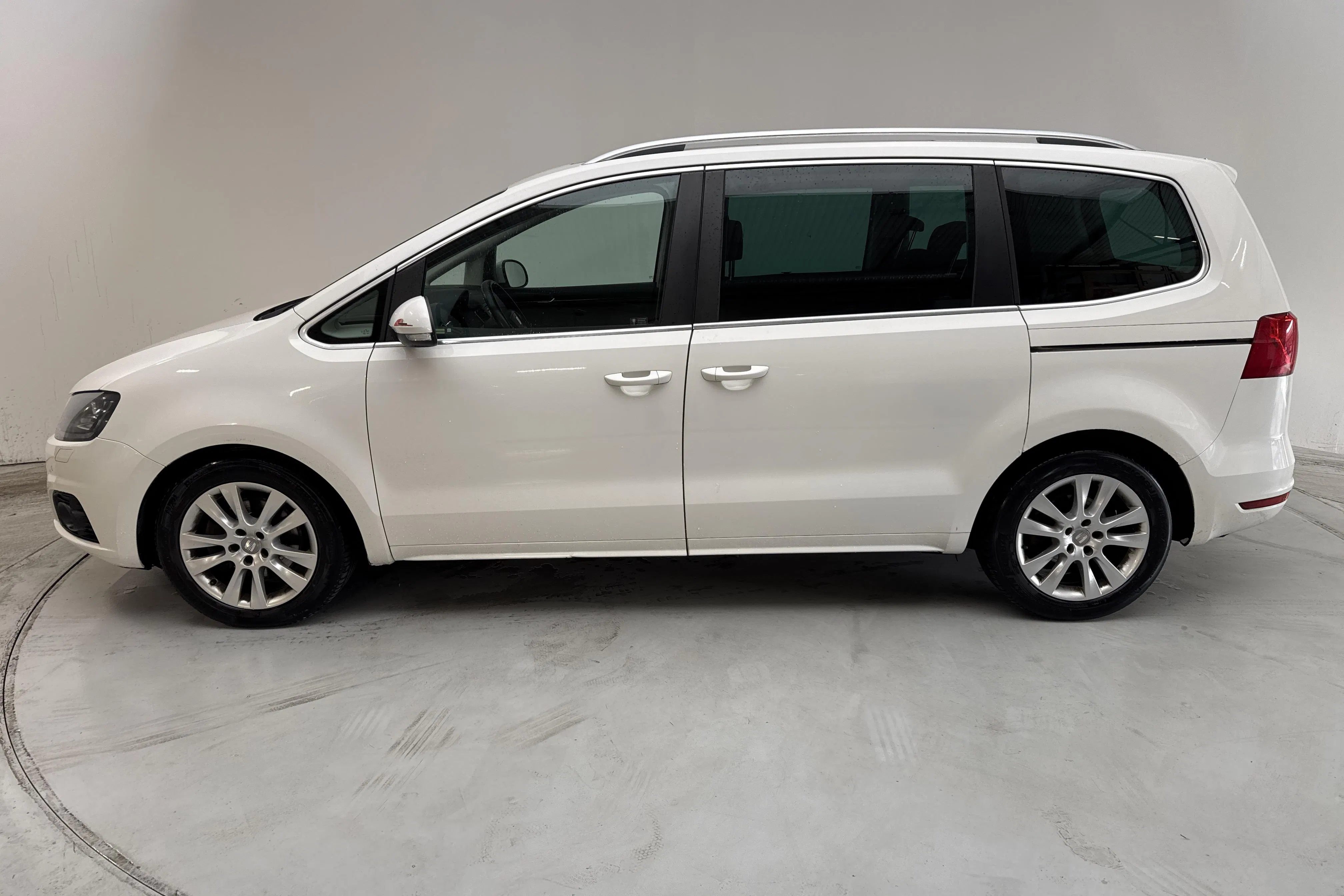 Presentation photo 2 of 16: Seat Alhambra 2.0 CR Ecomotive (140hk) - 295 100 km - Manual - white - 2013