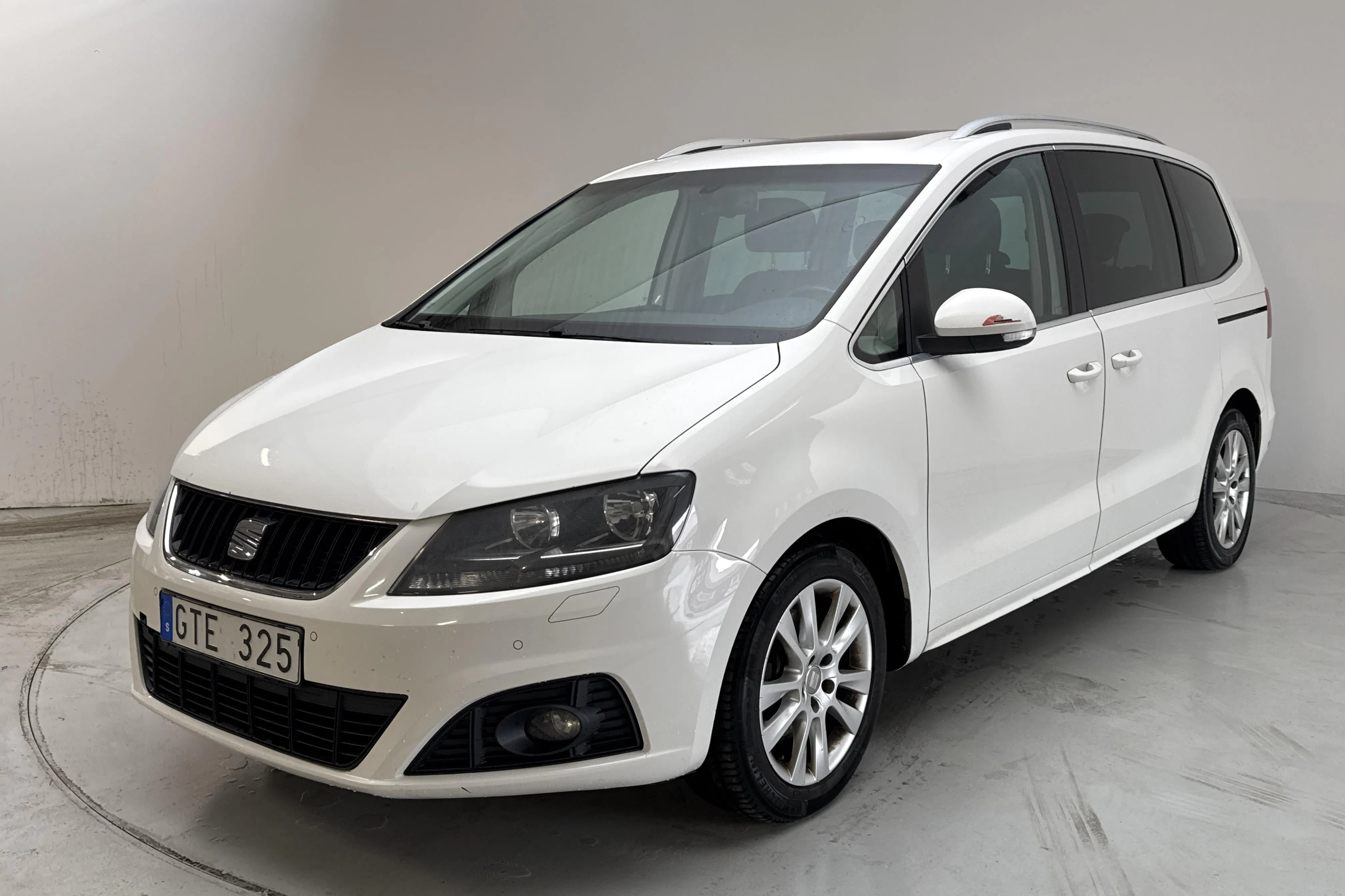 Presentation photo 1 of 16: Seat Alhambra 2.0 CR Ecomotive (140hk) - 295 100 km - Manual - white - 2013