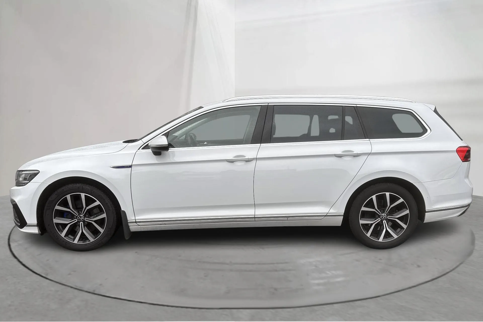 Presentation photo 2 of 18: VW Passat 1.4 GTE Sportscombi (218hk) - 178 320 km - Automatic - white - 2023