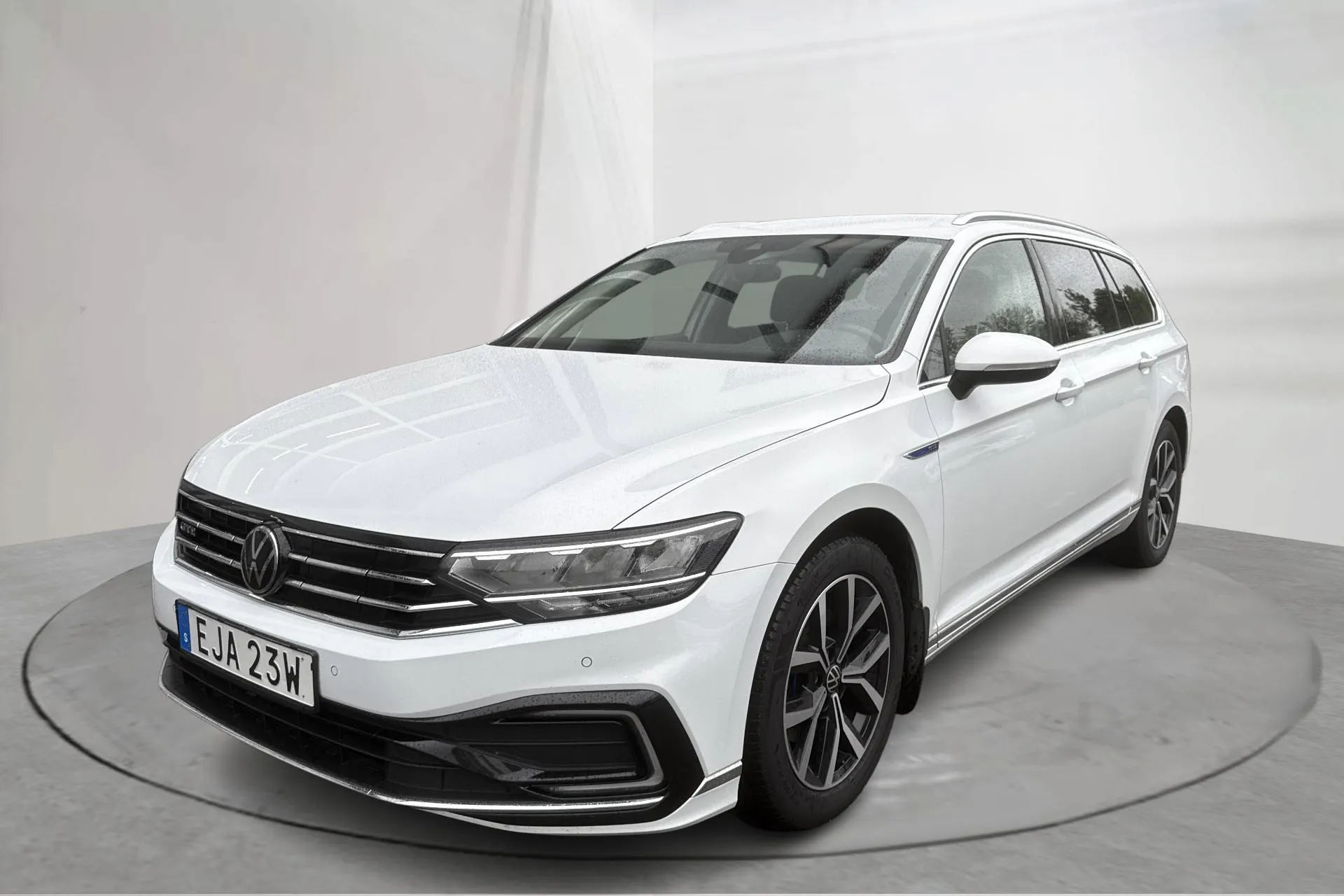 Presentation photo 1 of 18: VW Passat 1.4 GTE Sportscombi (218hk) - 178 320 km - Automatic - white - 2023