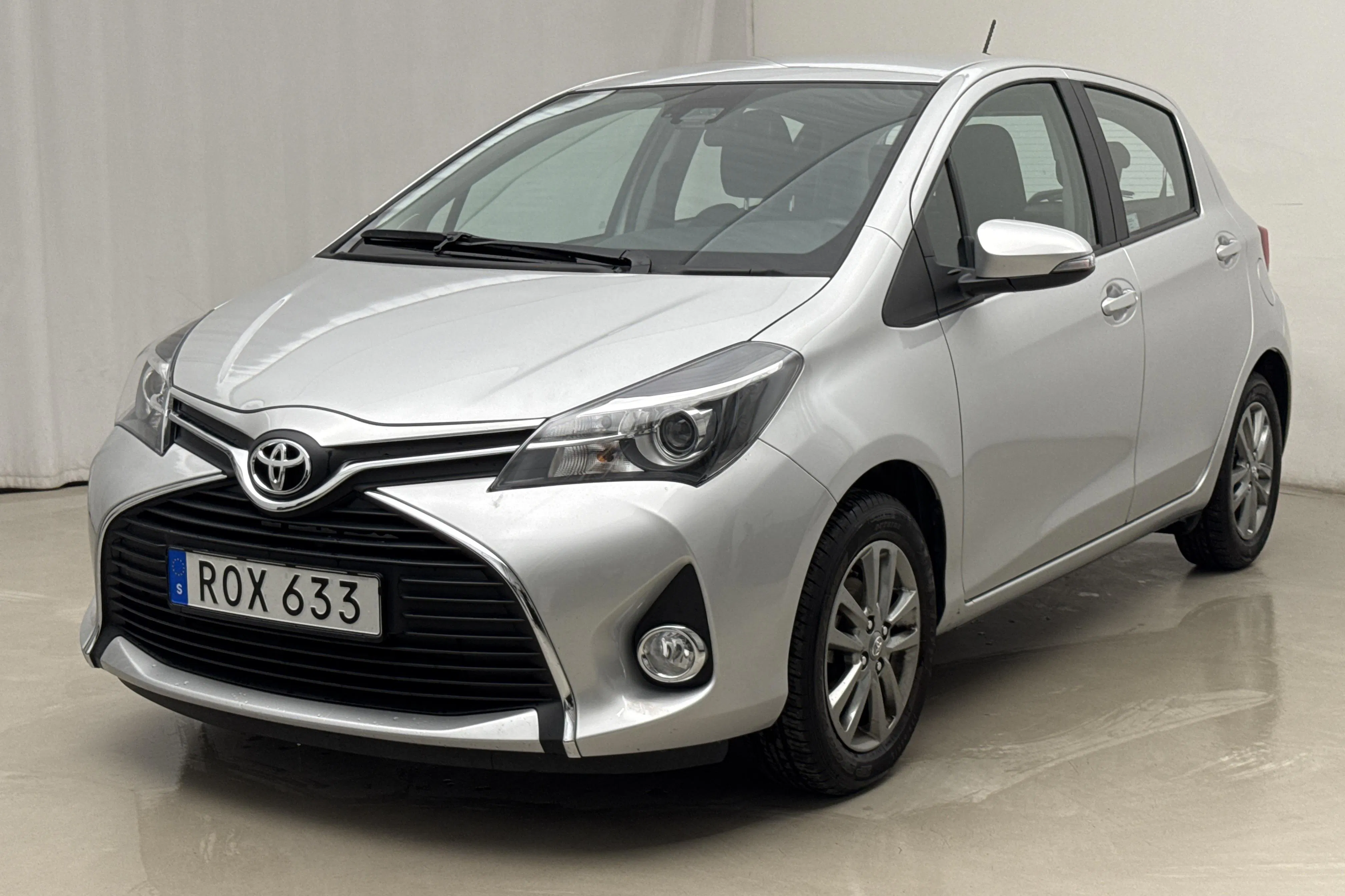 Presentationsfoto 1 av 16: Toyota Yaris 1.33 5dr (100hk) - 2 259 mil - Manuell - silver - 2016