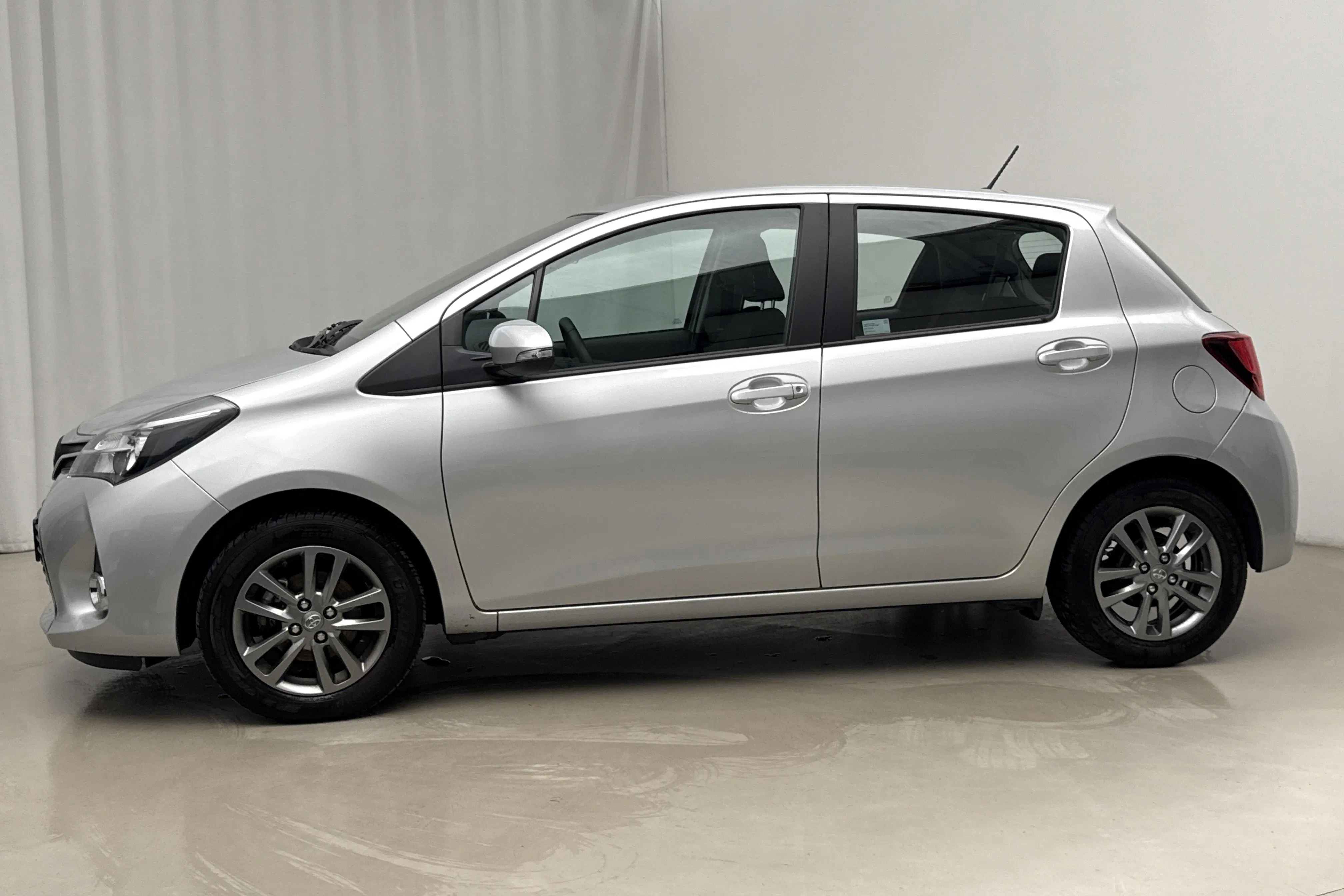 Presentationsfoto 2 av 16: Toyota Yaris 1.33 5dr (100hk) - 2 259 mil - Manuell - silver - 2016