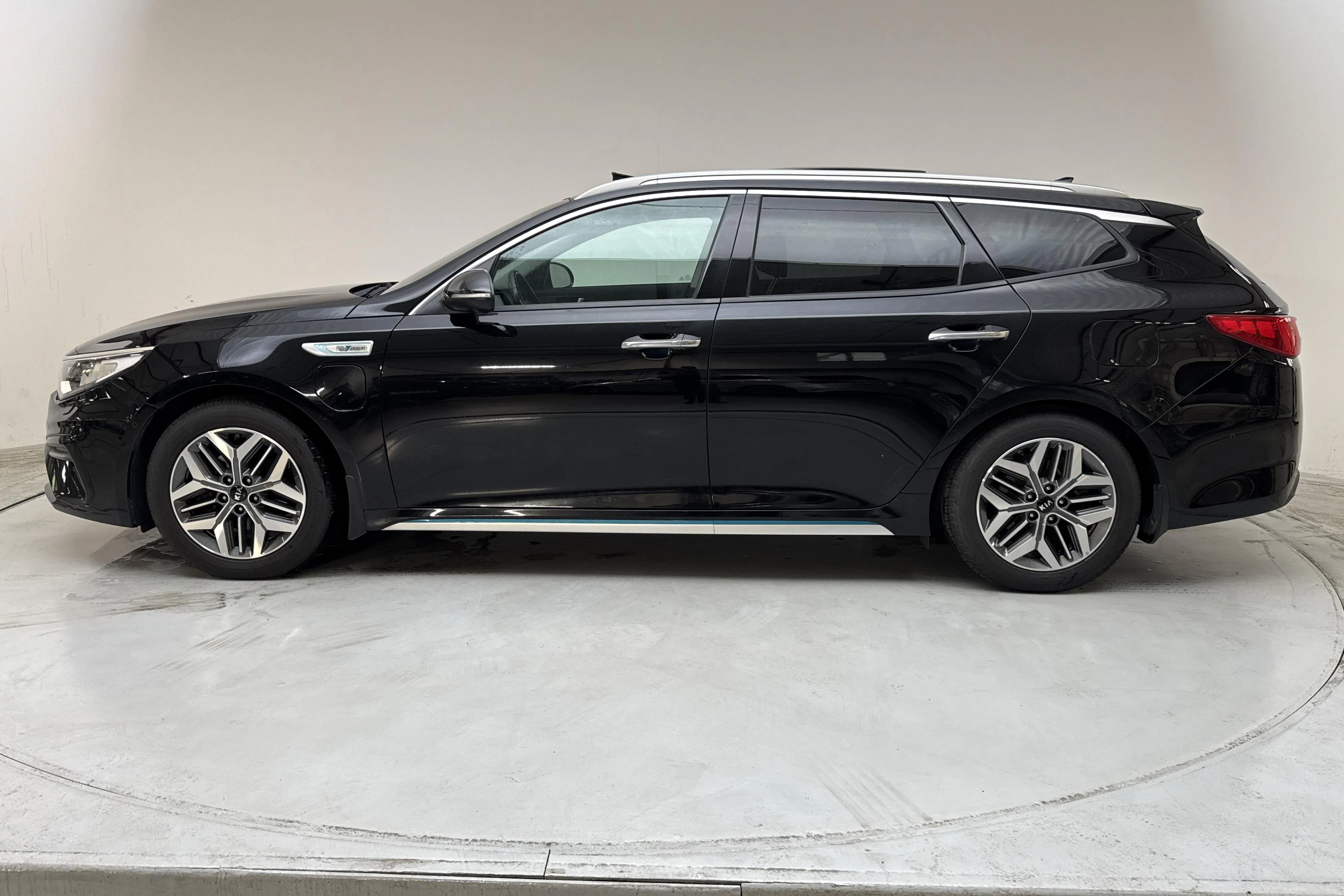 Presentation photo 2 of 18: KIA Optima 2.0 GDi Plug-in Hybrid SW (205hk) - 122 940 km - Automatic - black - 2020