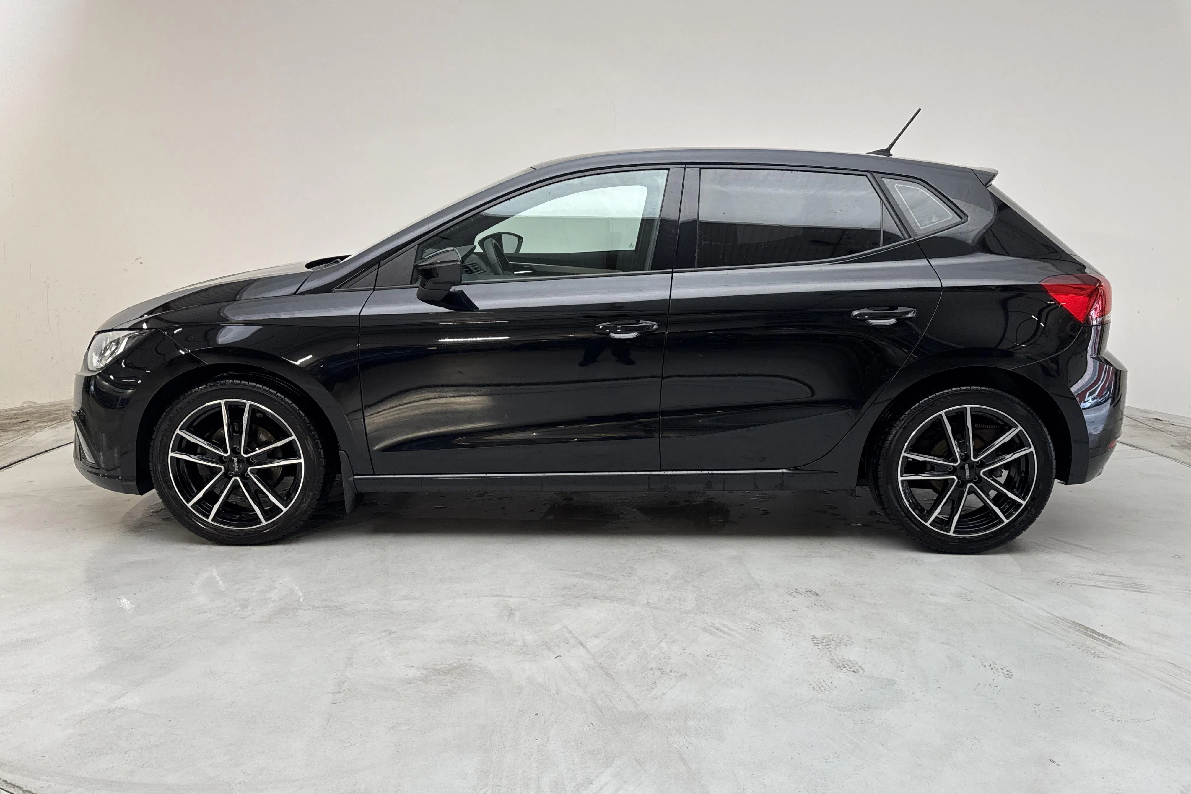 Presentation photo 2 of 12: Seat Ibiza 1.0 TSI 5dr (110hk) - 45 740 km - Automatic - black - 2021