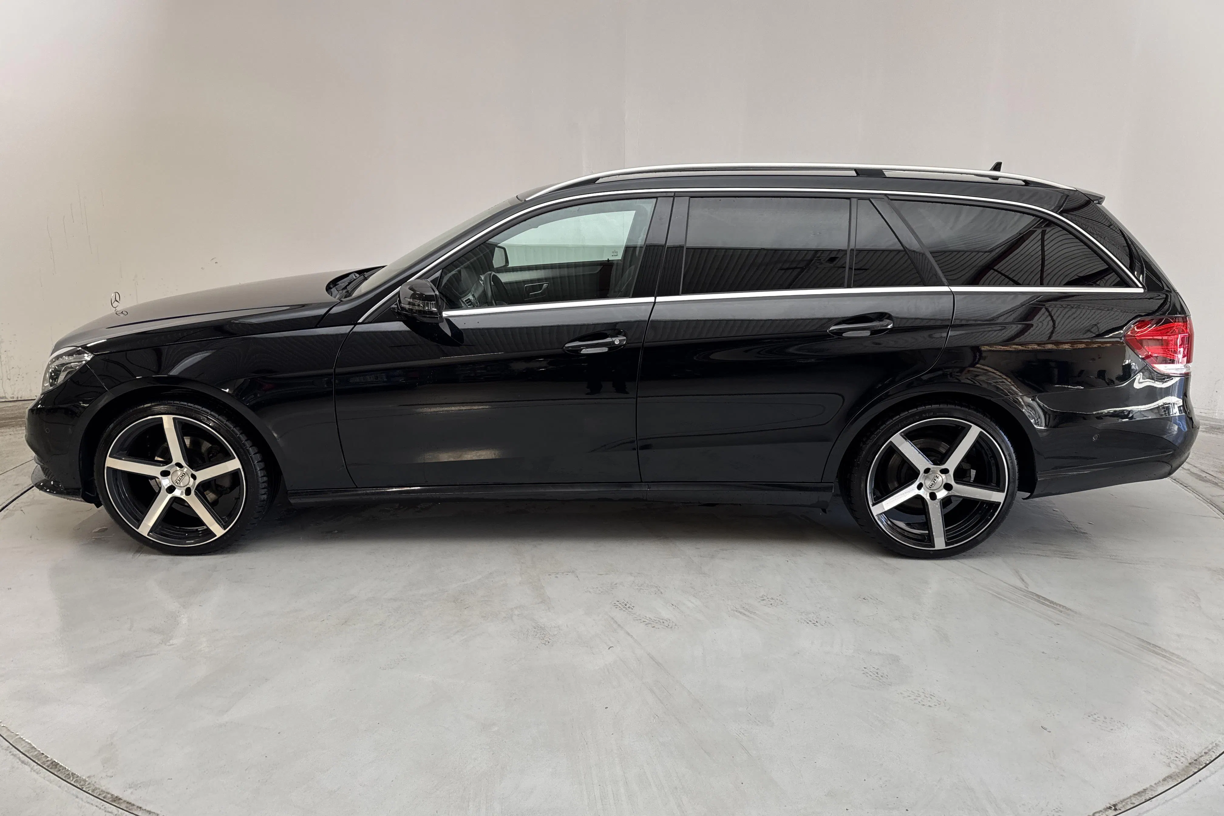 Presentationsfoto 2 av 12: Mercedes E 220 CDI Kombi S212 (170hk) - 17 043 mil - Automat - svart - 2014