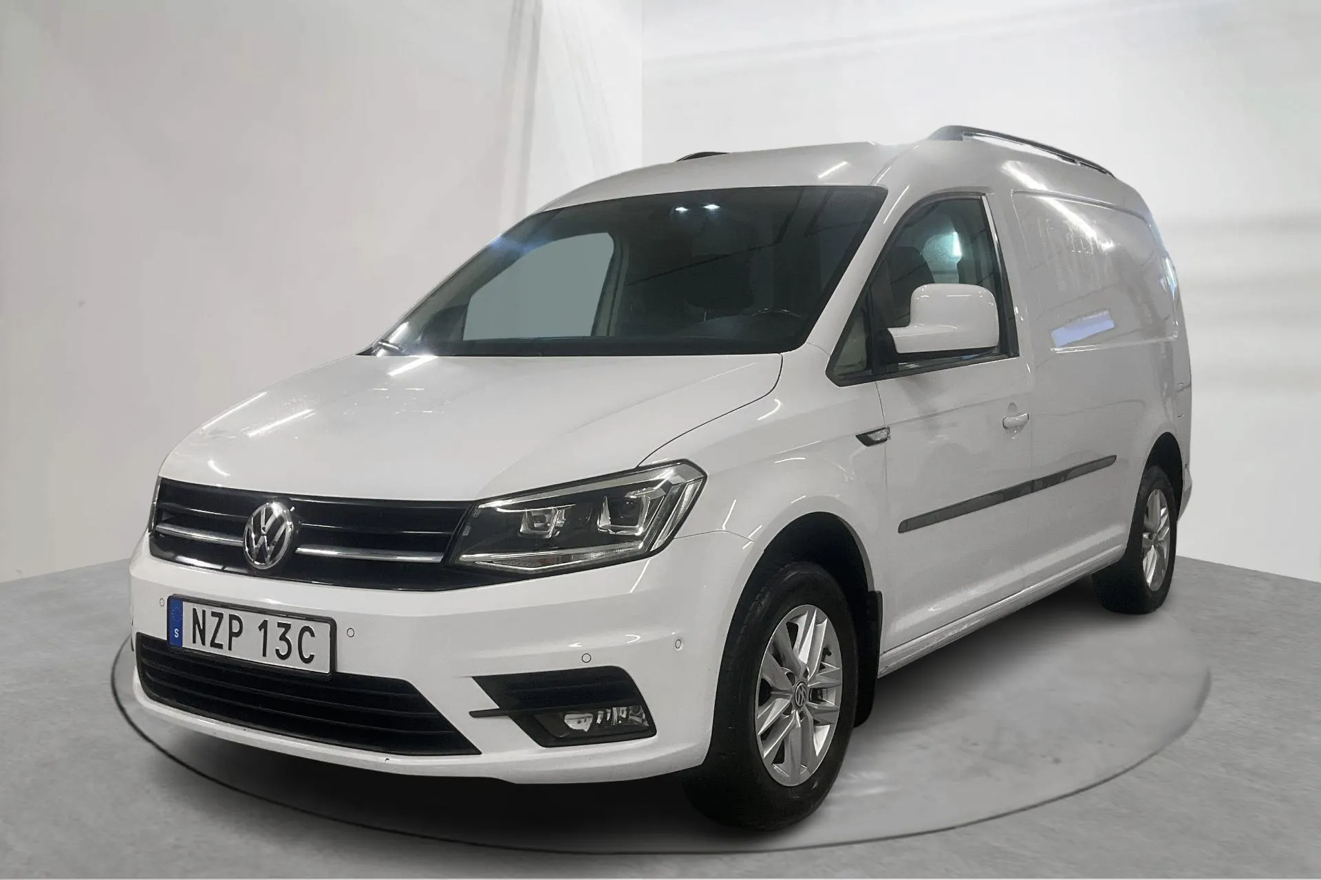 Presentationsfoto 1 av 18: VW Caddy 2.0 TDI Maxi Skåp (102hk) - 9 600 mil - Automat - vit - 2020