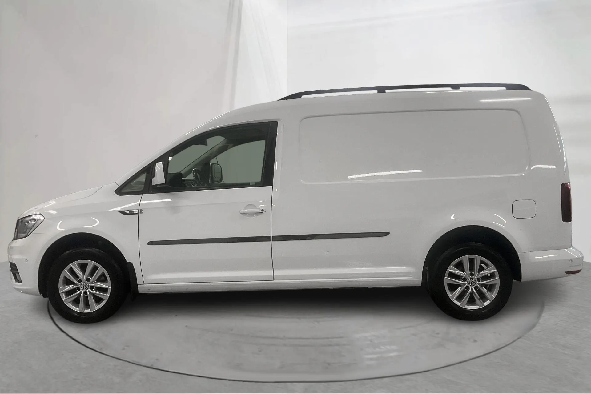 Presentationsfoto 2 av 18: VW Caddy 2.0 TDI Maxi Skåp (102hk) - 9 600 mil - Automat - vit - 2020
