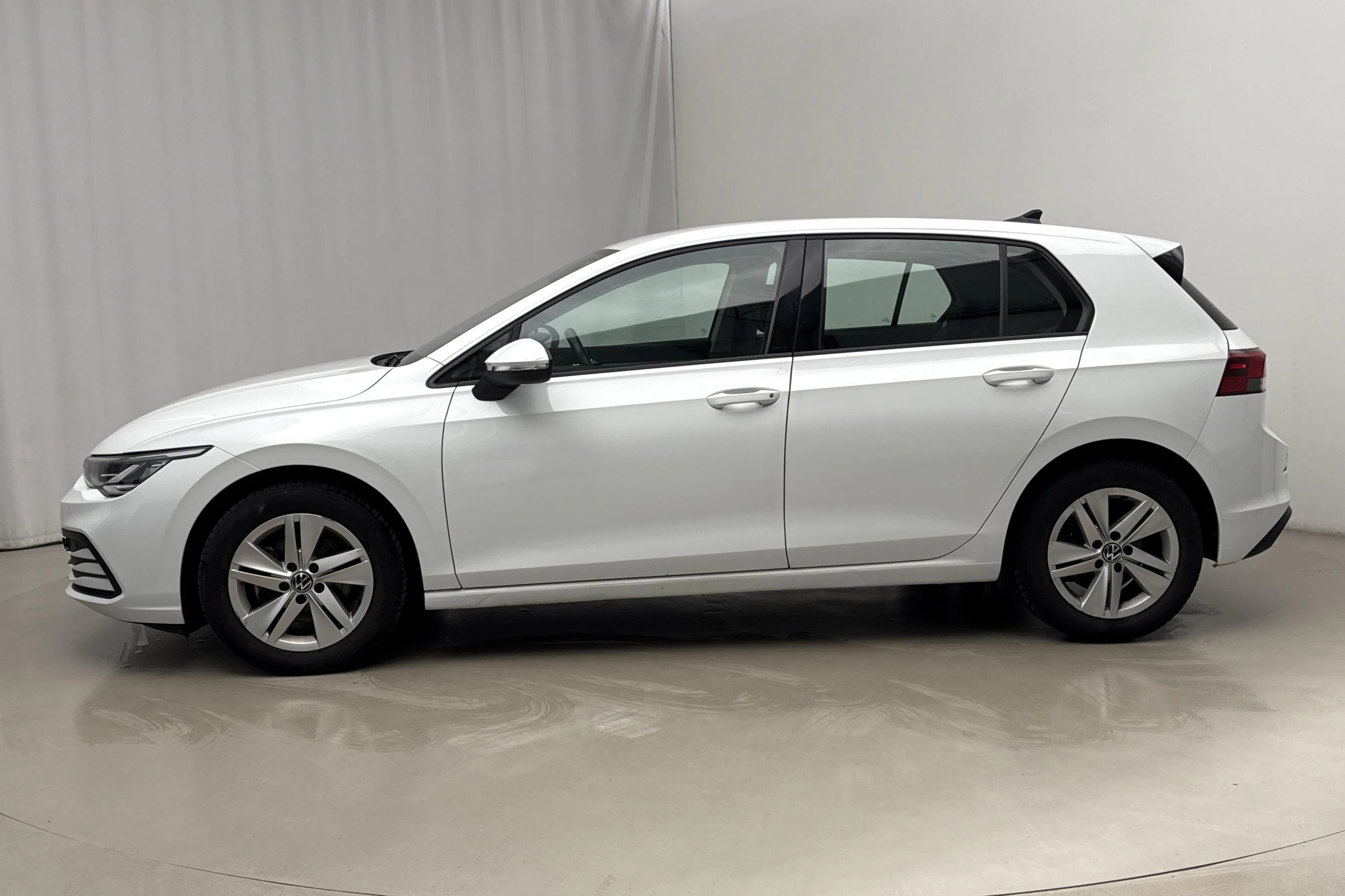 Presentationsfoto 2 av 17: VW Golf VIII TGI 5dr (130hk) - 6 644 mil - Automat - vit - 2023