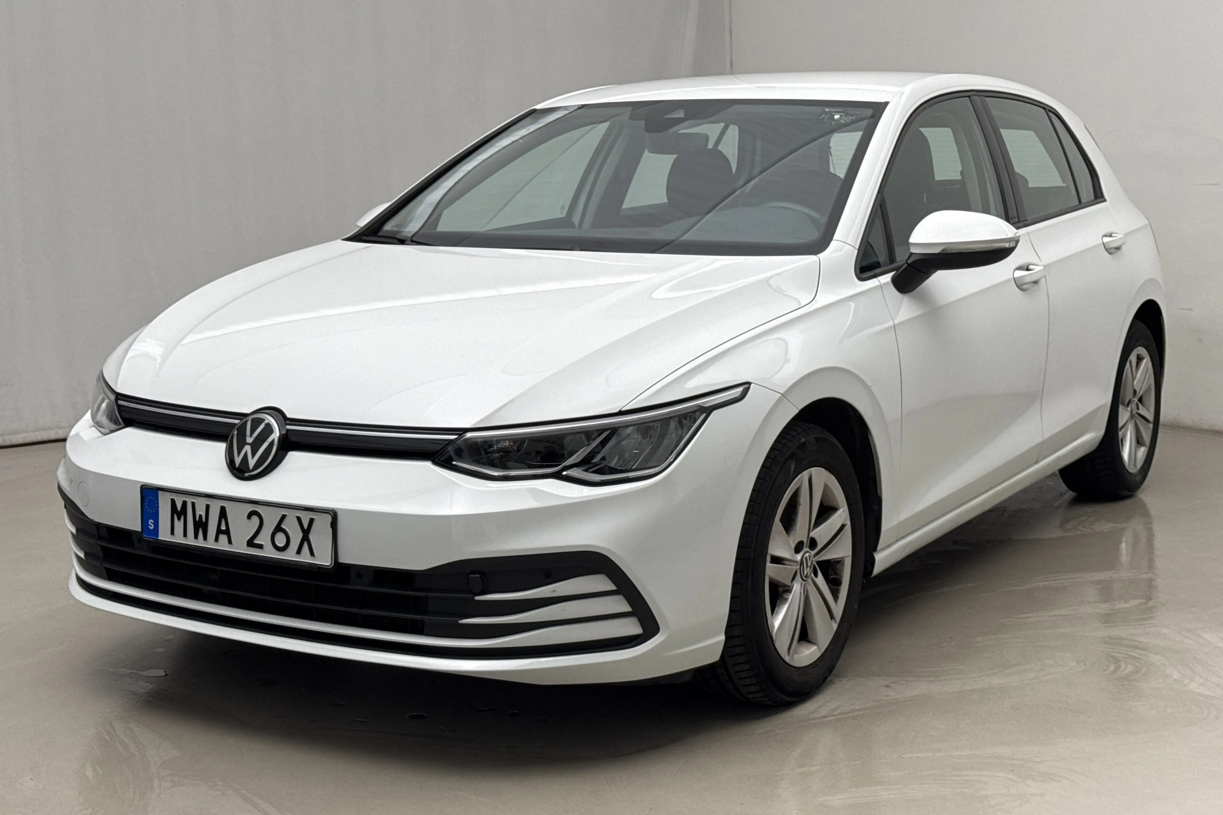 Presentationsfoto 1 av 17: VW Golf VIII TGI 5dr (130hk) - 6 644 mil - Automat - vit - 2023