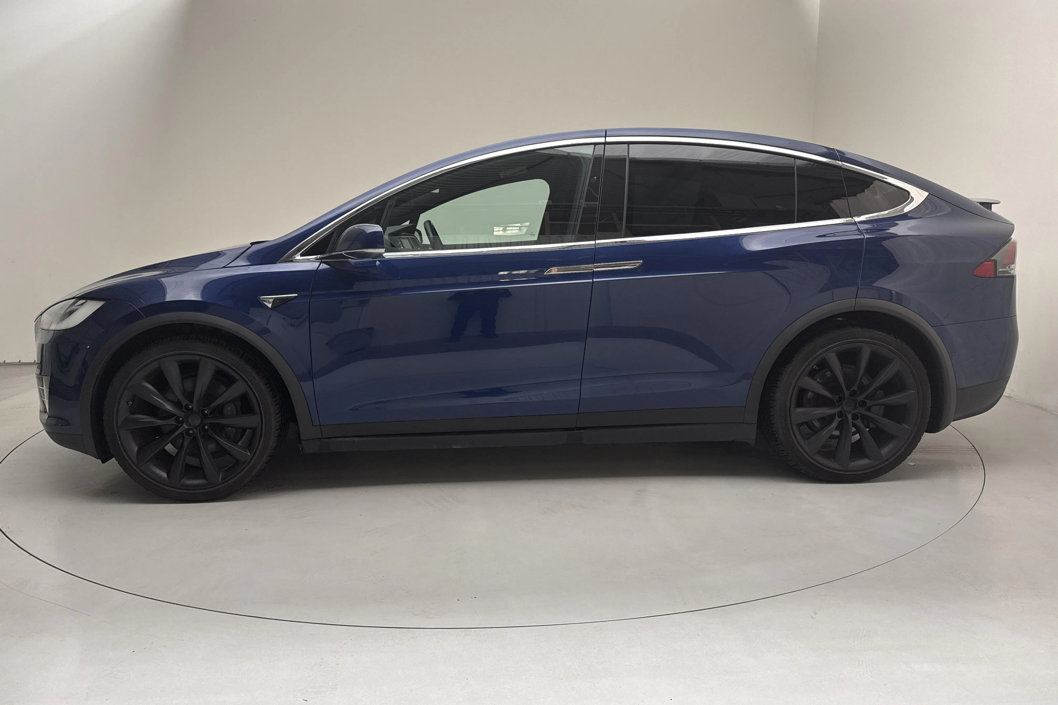Presentationsfoto 2 av 17: Tesla Model X 75D - 13 491 mil - Automat - blå - 2017
