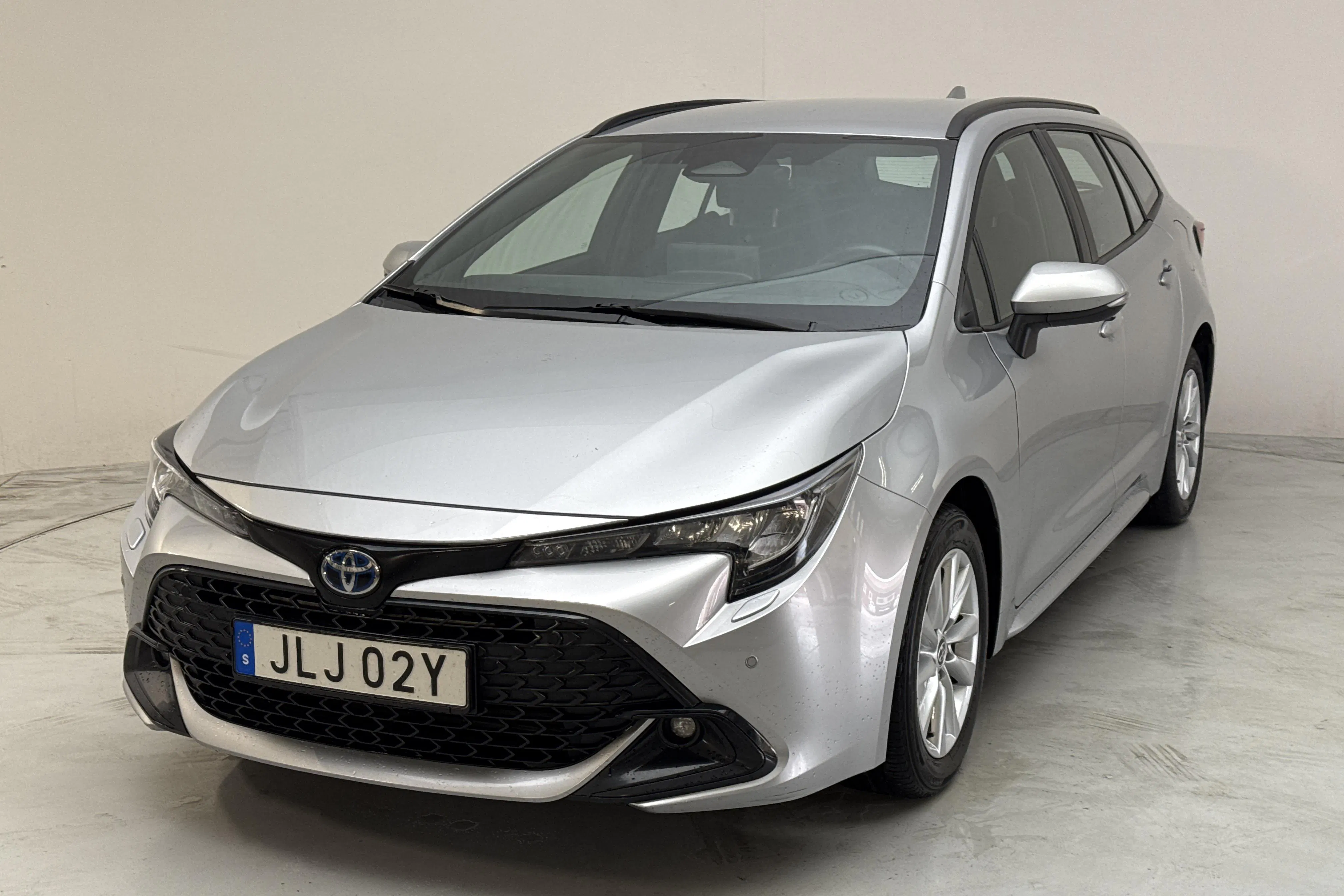 Presentationsfoto 1 av 13: Toyota Corolla 1.8 Hybrid Touring Sports (140hk) - 11 005 mil - Automat - silver - 2024