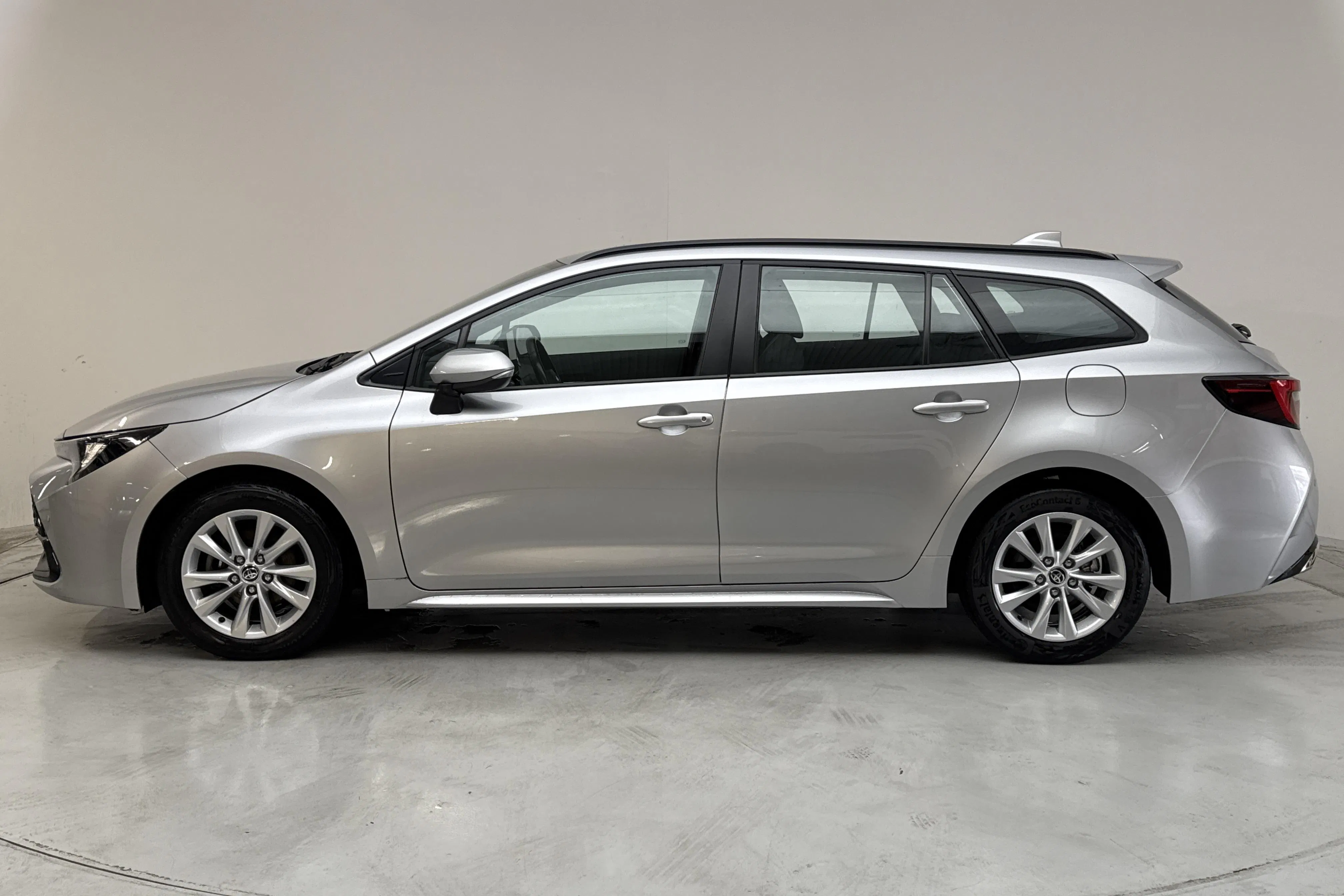 Presentationsfoto 2 av 13: Toyota Corolla 1.8 Hybrid Touring Sports (140hk) - 11 005 mil - Automat - silver - 2024