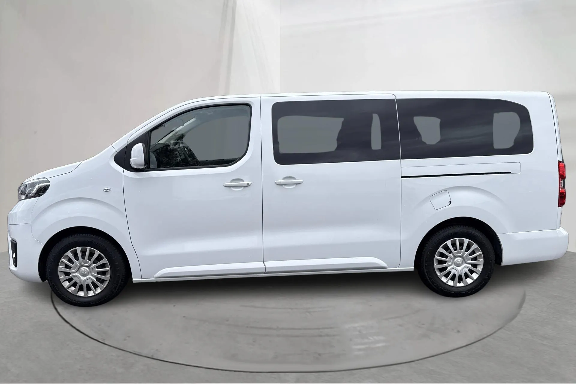 Presentation photo 2 of 13: Toyota PROACE Verso 2.0D (140hk) - 33 020 km - Manual - white - 2024