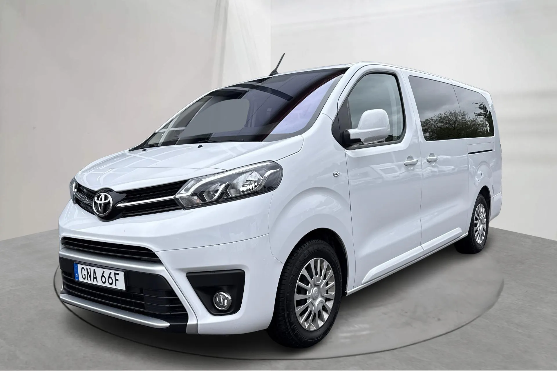 Presentation photo 1 of 13: Toyota PROACE Verso 2.0D (140hk) - 33 020 km - Manual - white - 2024