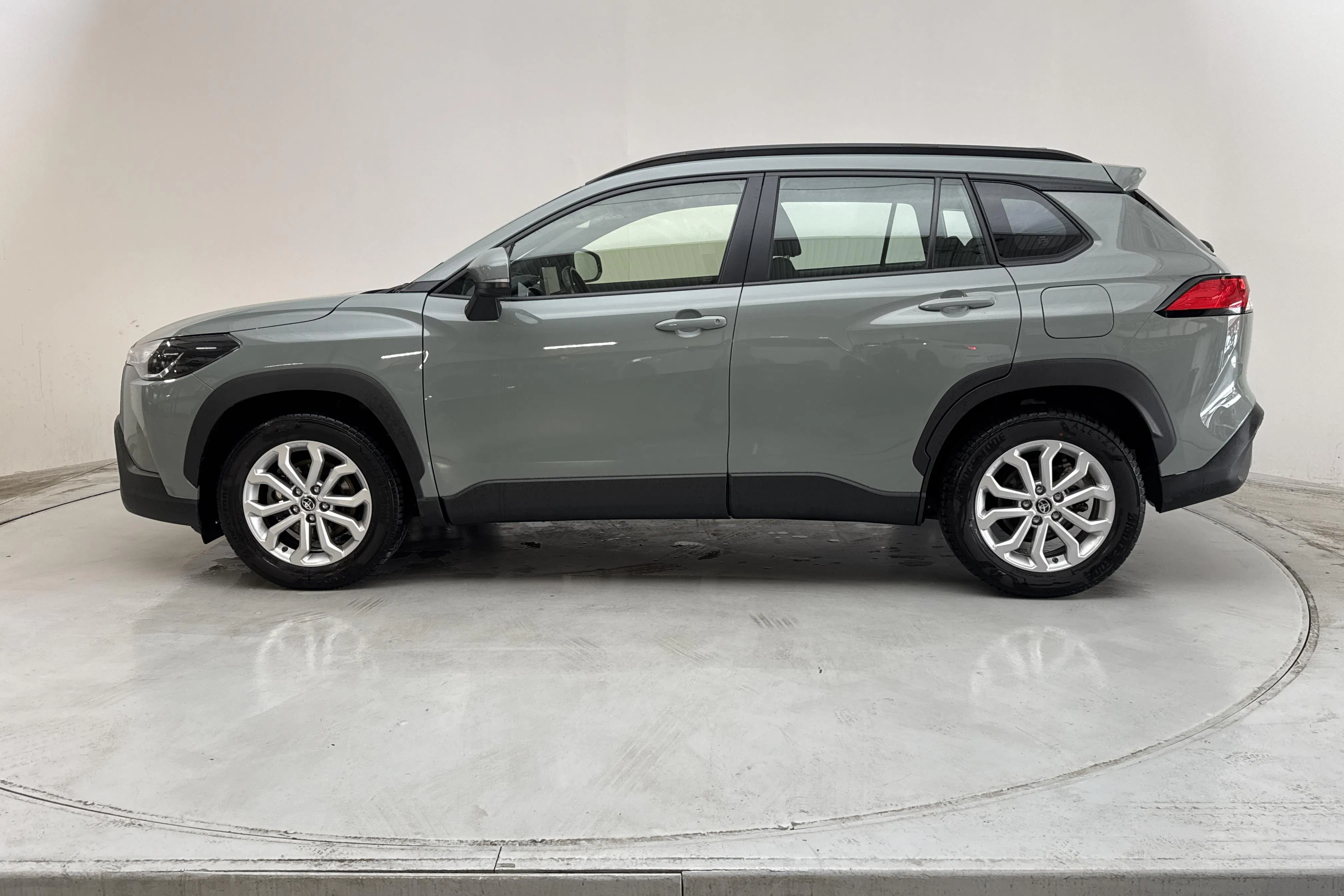 Presentationsfoto 2 av 13: Toyota Corolla Cross 2.0 AWD-i Elhybrid (197hk) - 10 708 mil - Automat - grön - 2024