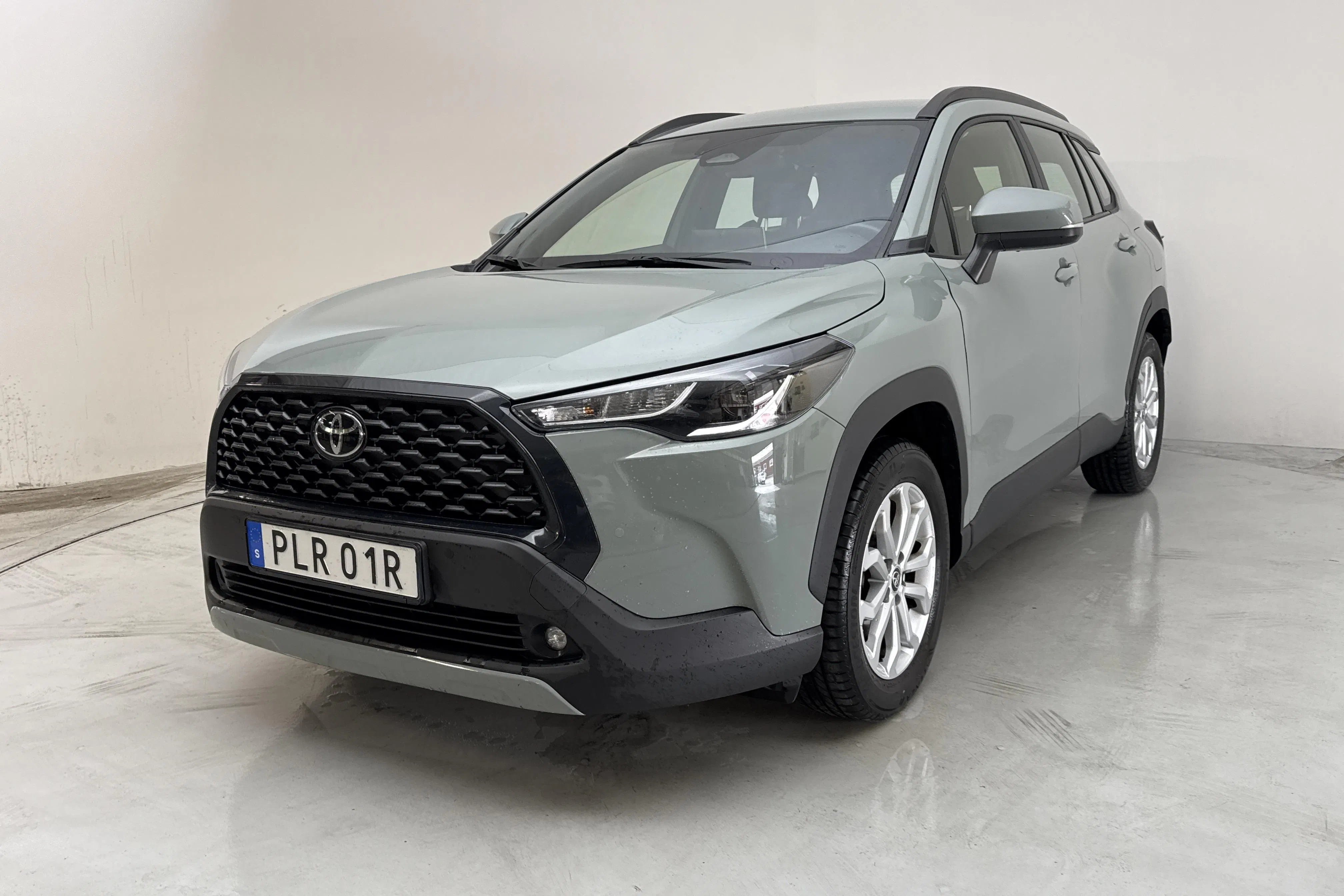 Presentationsfoto 1 av 13: Toyota Corolla Cross 2.0 AWD-i Elhybrid (197hk) - 10 708 mil - Automat - grön - 2024