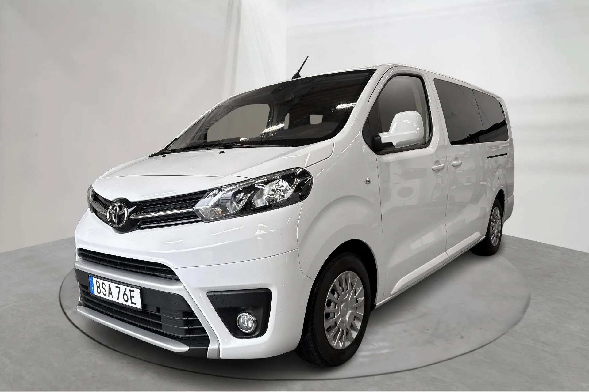 Presentation photo 1 of 13: Toyota PROACE Verso 2.0D (140hk) - 59 020 km - Manual - white - 2024