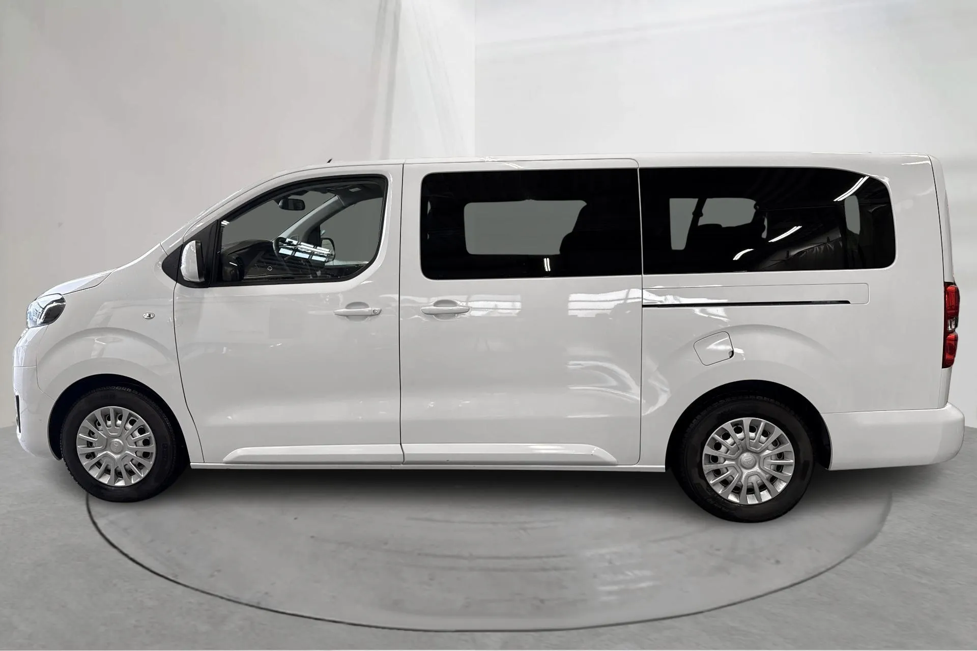 Presentation photo 2 of 13: Toyota PROACE Verso 2.0D (140hk) - 59 020 km - Manual - white - 2024