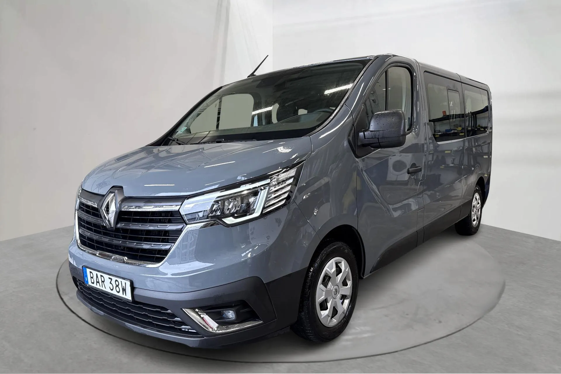 Presentationsfoto 1 av 13: Renault Trafic Passenger 2.0 dCi (150hk) - 5 441 mil - Manuell - grå - 2024