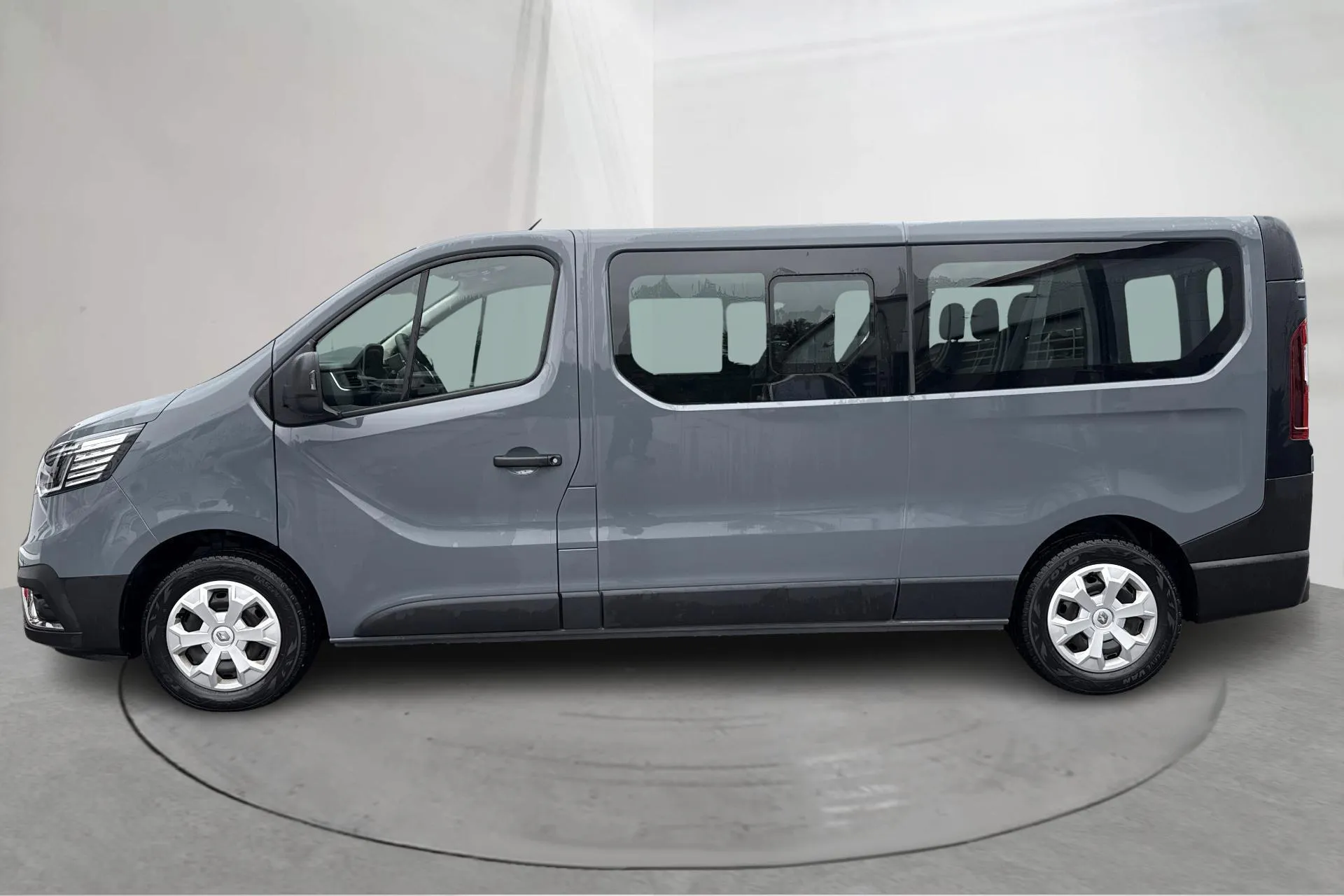 Presentationsfoto 2 av 13: Renault Trafic Passenger 2.0 dCi (150hk) - 5 441 mil - Manuell - grå - 2024