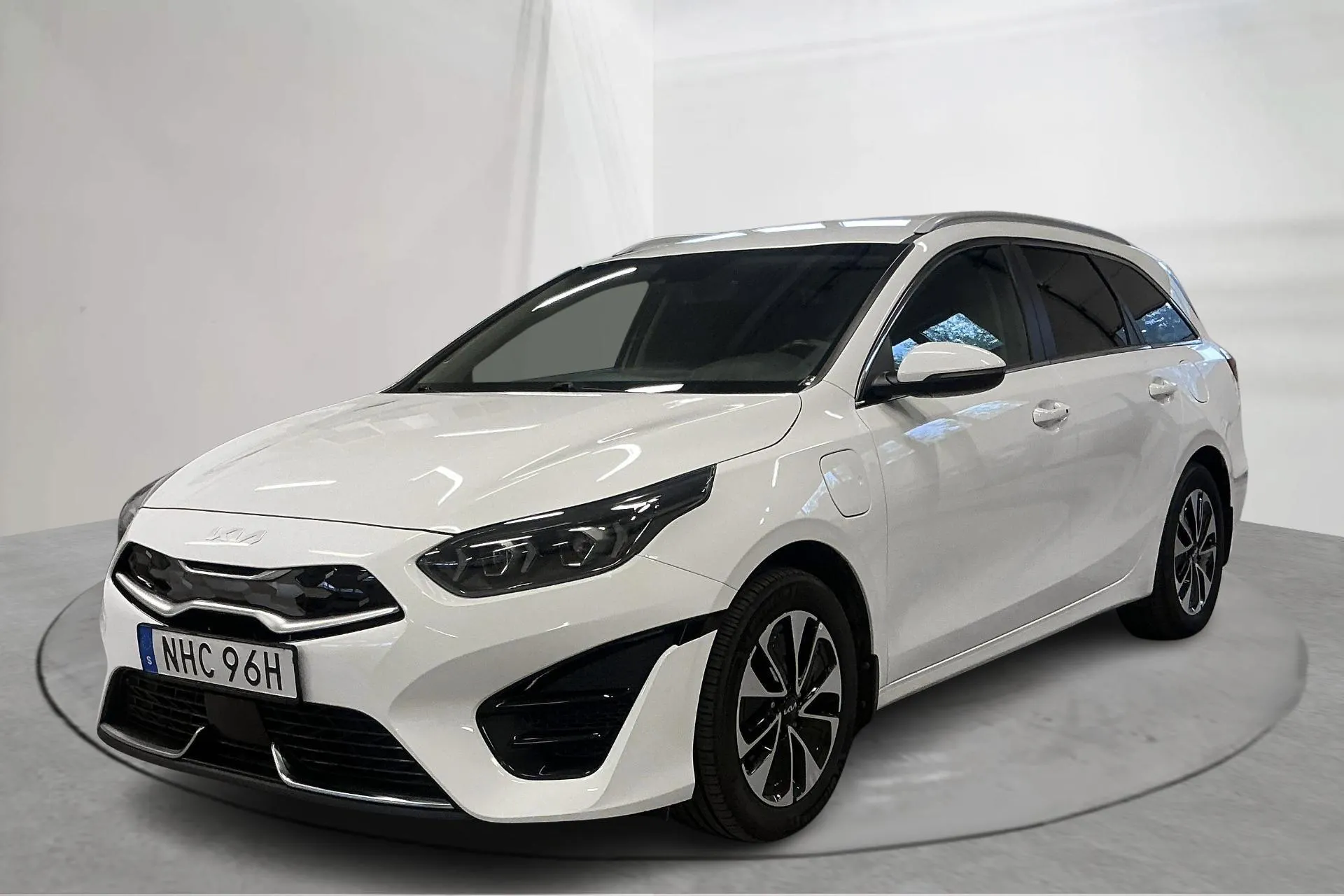 Presentation photo 1 of 17: KIA Ceed 1.6 Plug-in Hybrid SW (141hk) - 89 260 km - Automatic - white - 2023