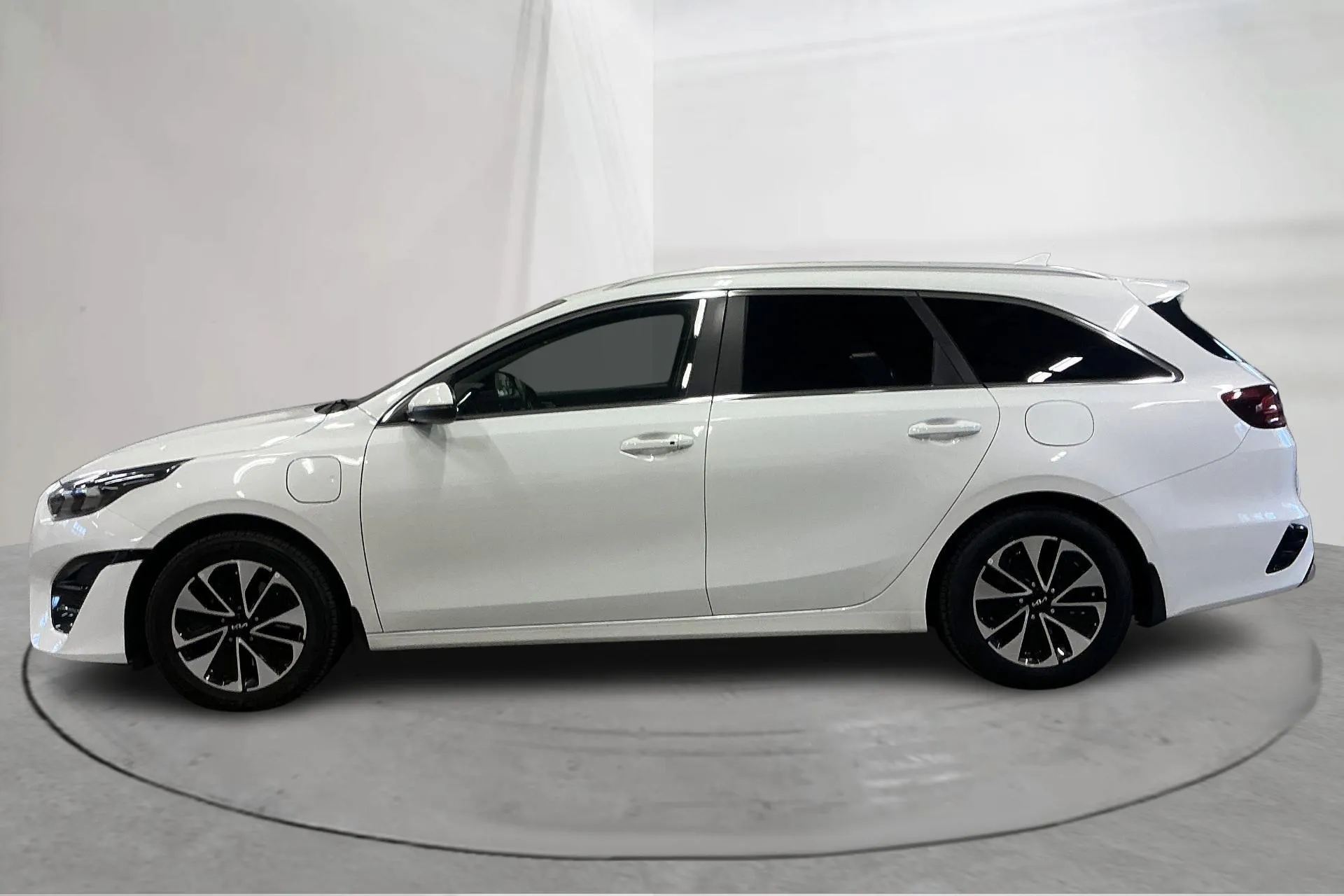 Presentation photo 2 of 17: KIA Ceed 1.6 Plug-in Hybrid SW (141hk) - 89 260 km - Automatic - white - 2023