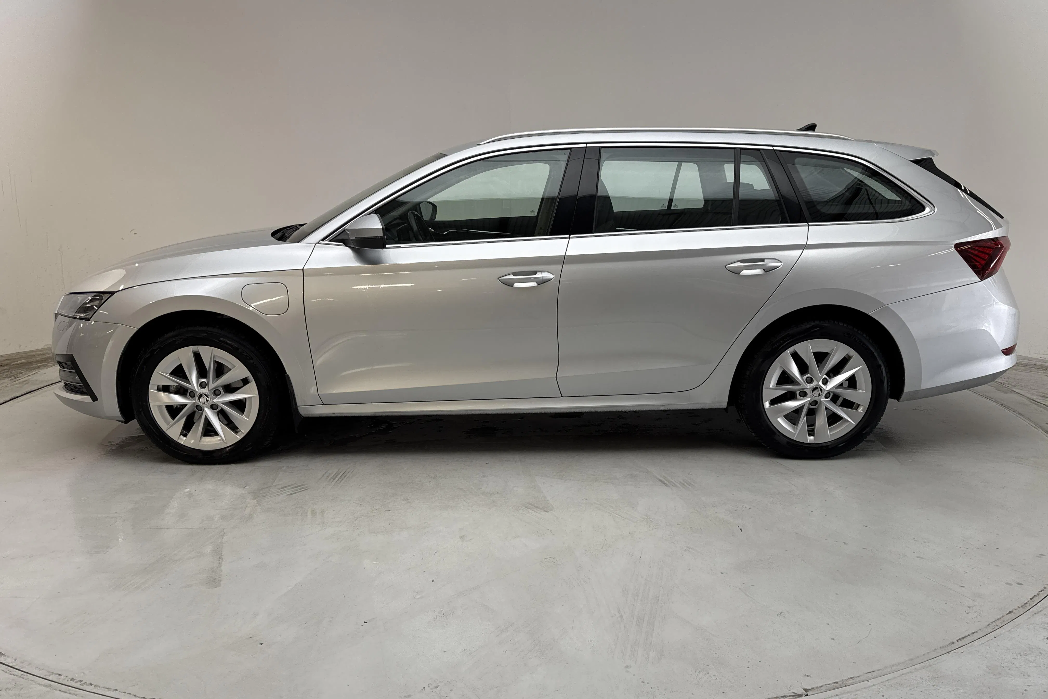 Presentationsfoto 2 av 14: Skoda Octavia 1.4 iV PHEV Combi (204hk) - 13 305 mil - Automat - Ljusgrå - 2024