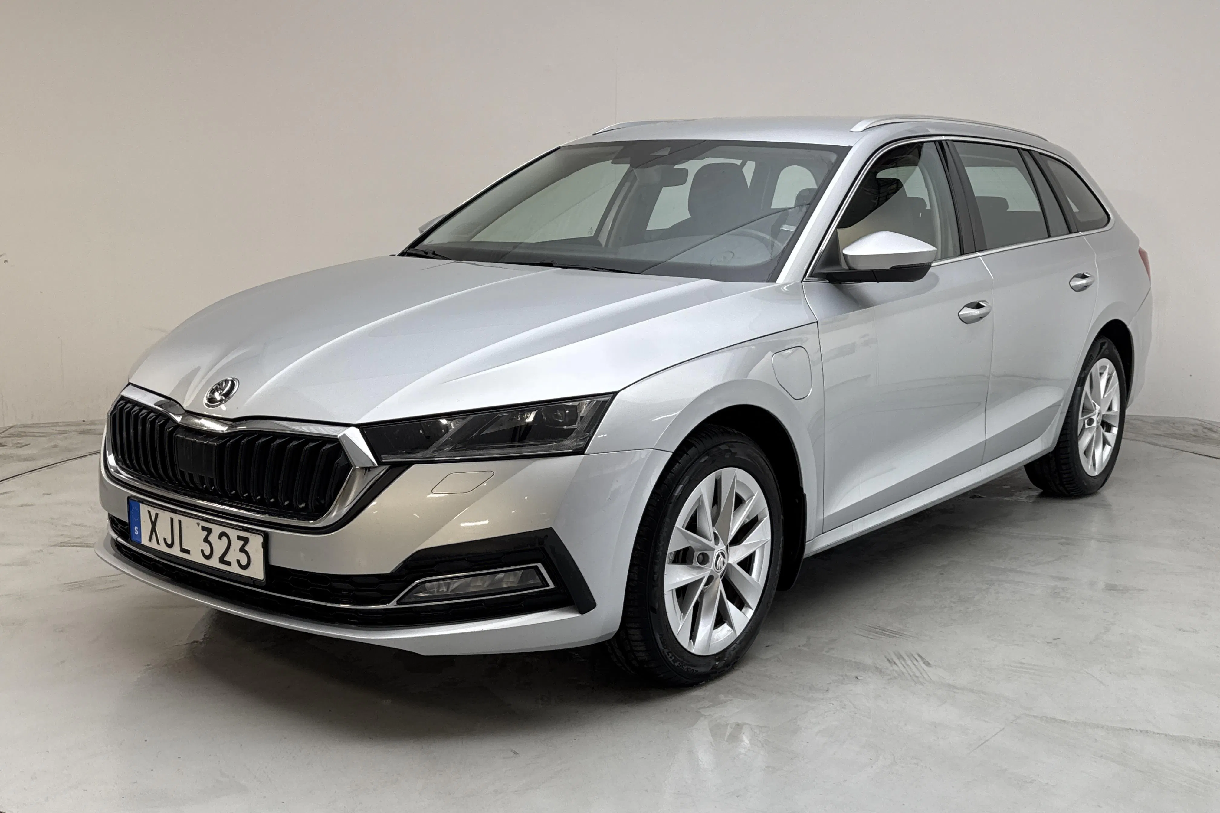Presentationsfoto 1 av 14: Skoda Octavia 1.4 iV PHEV Combi (204hk) - 13 305 mil - Automat - Ljusgrå - 2024