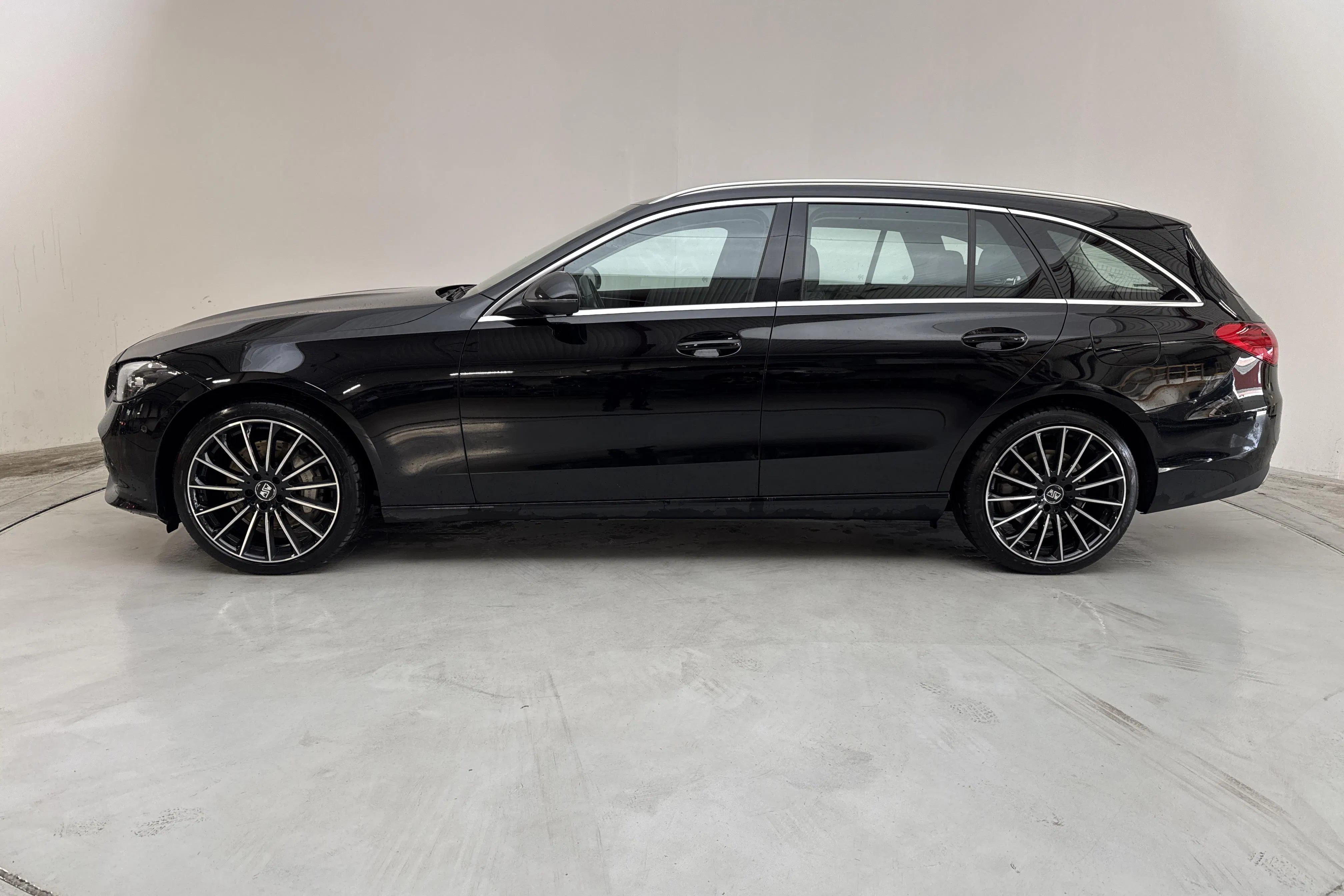 Presentationsfoto 2 av 17: Mercedes C 300 e Kombi S206 (333hk) - 7 278 mil - Automat - svart - 2023