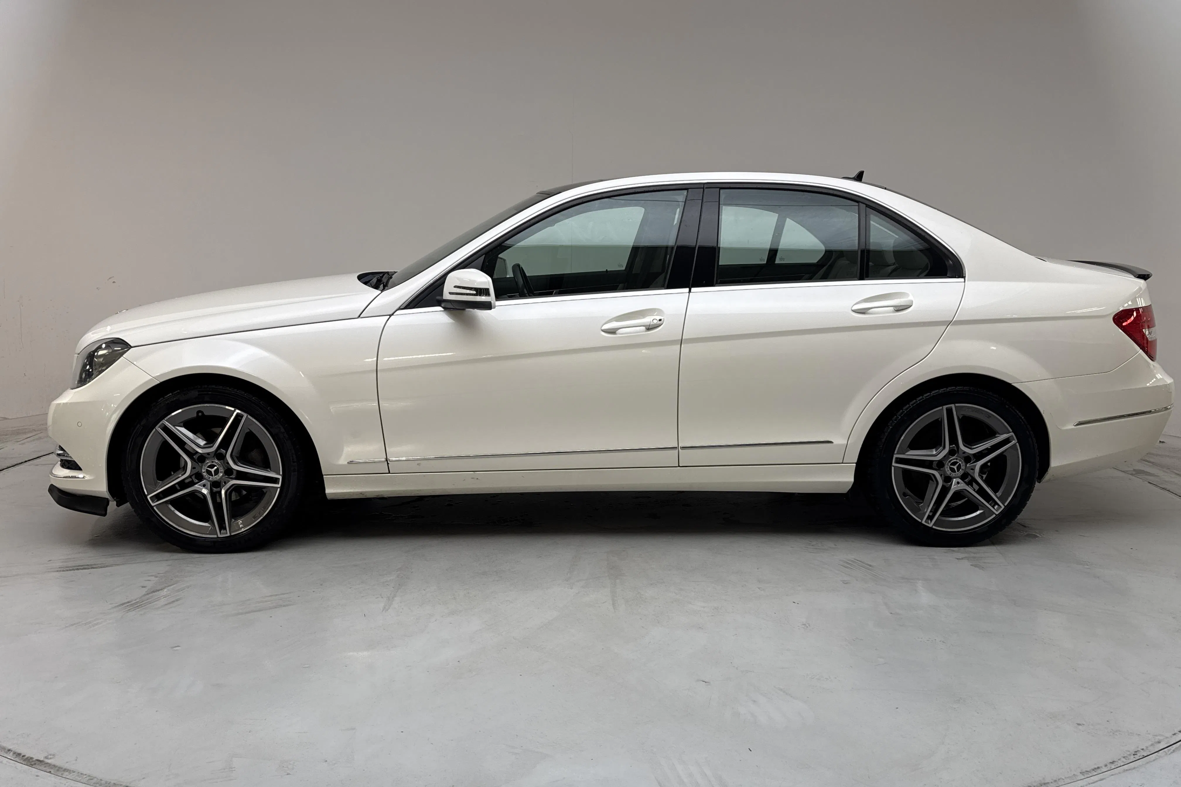 Presentationsfoto 2 av 13: Mercedes C 180 W204 (156hk) - 12 913 mil - Automat - vit - 2013