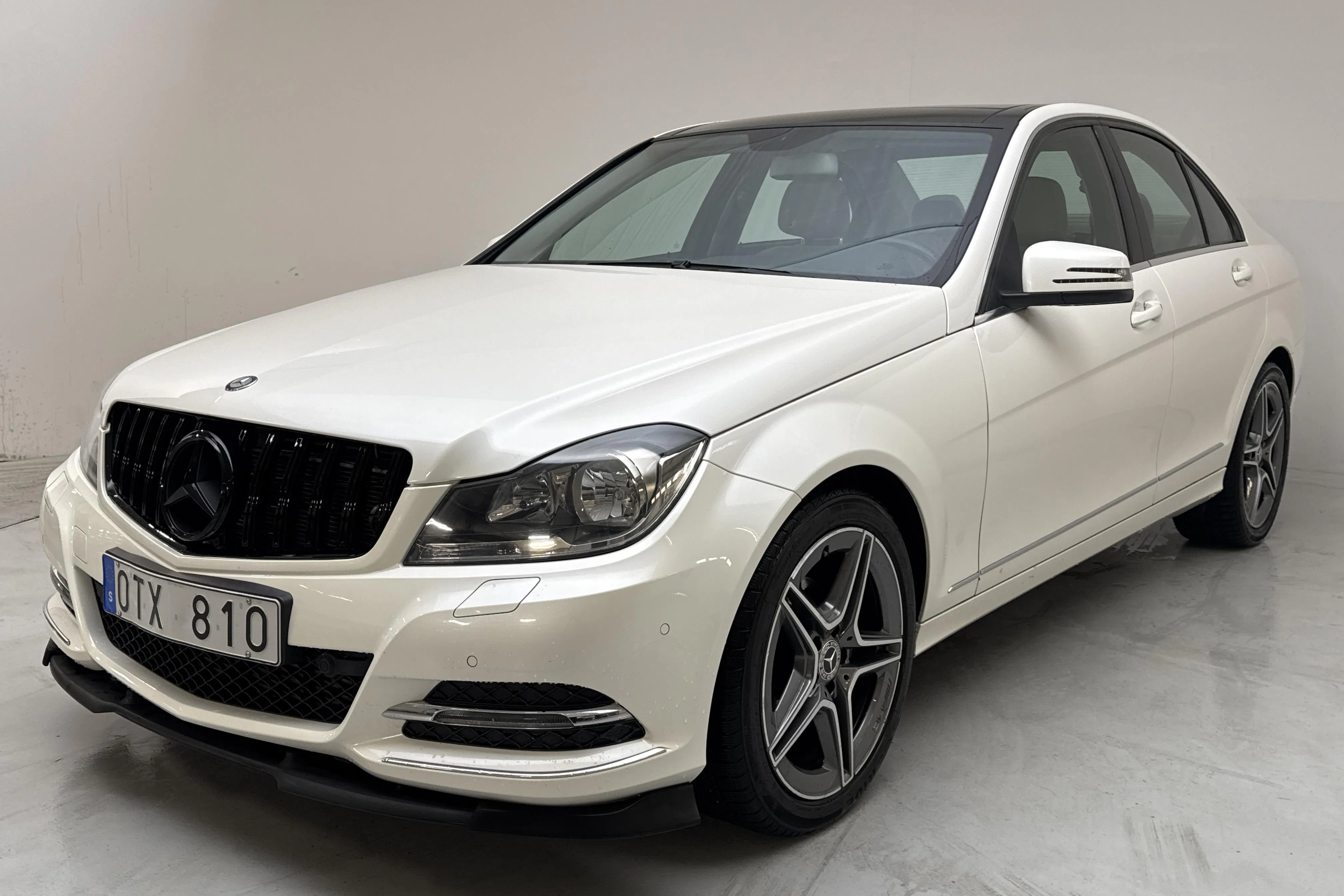 Presentationsfoto 1 av 13: Mercedes C 180 W204 (156hk) - 12 913 mil - Automat - vit - 2013
